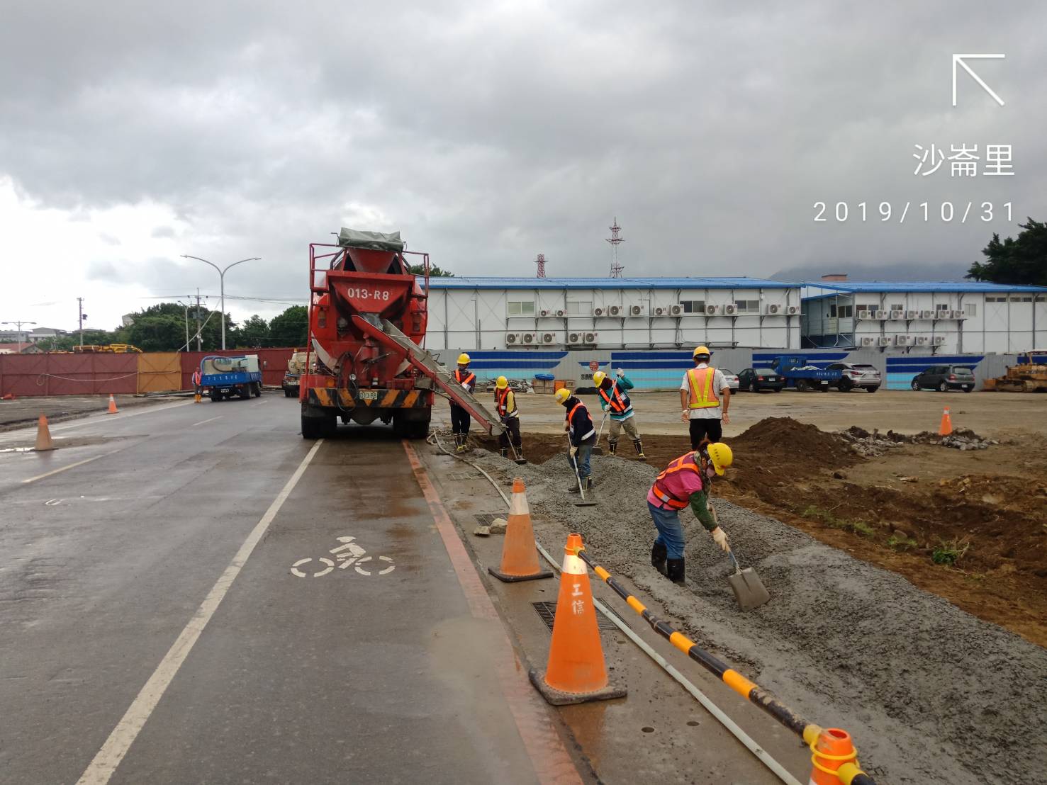 淡水端逕流水溝混凝土澆置