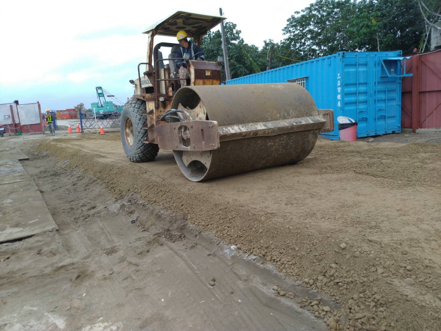 八里端施工便道壓實