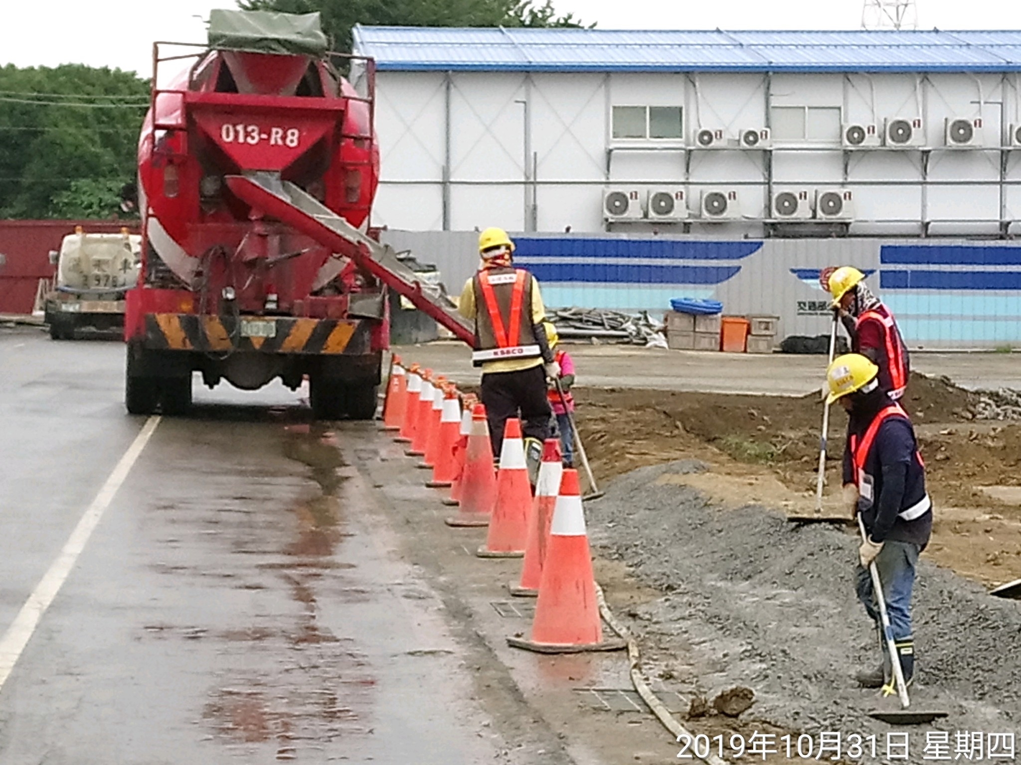淡水端逕流水溝混凝土澆置