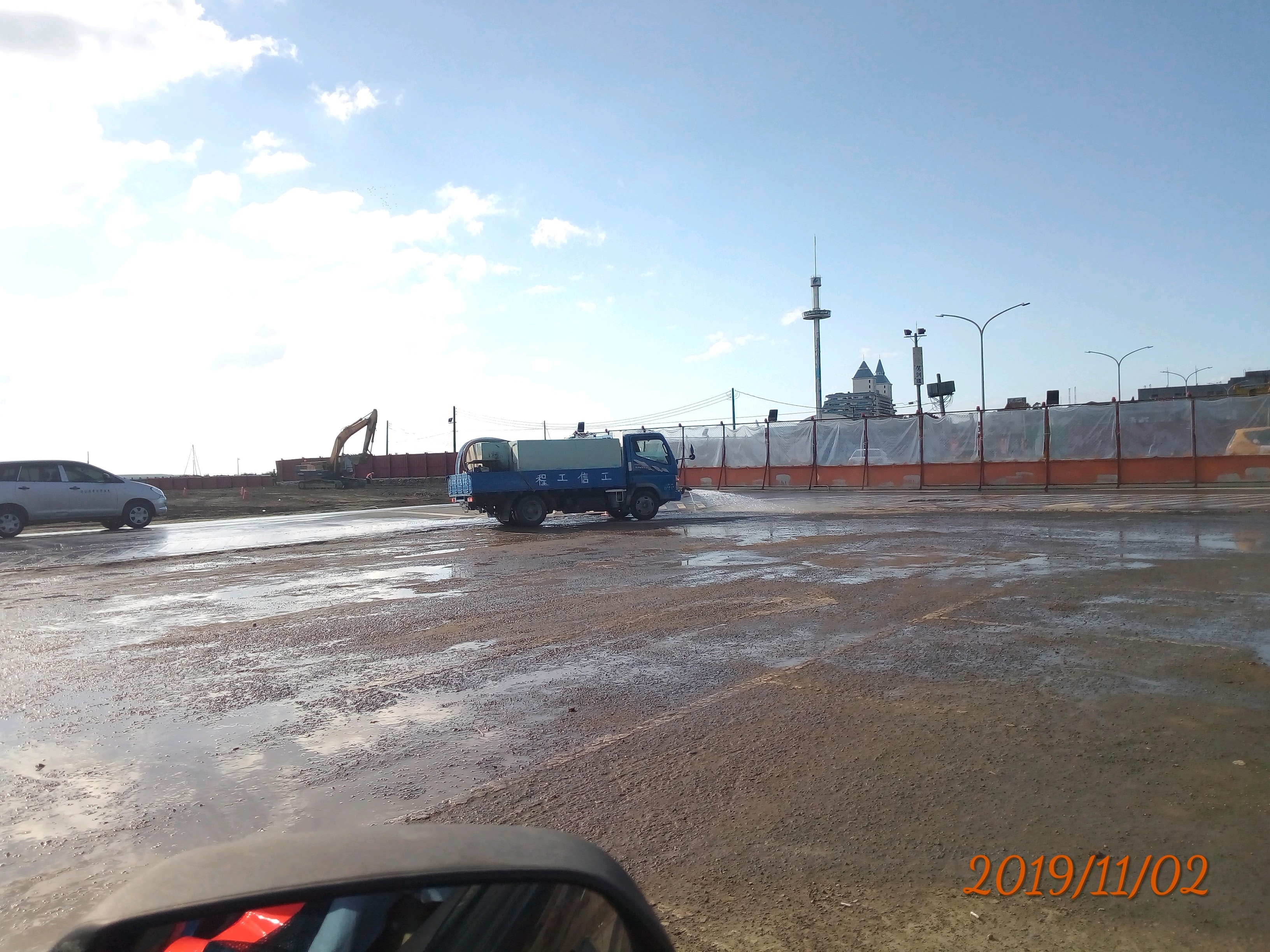 淡水端工區不定時灑水作業
