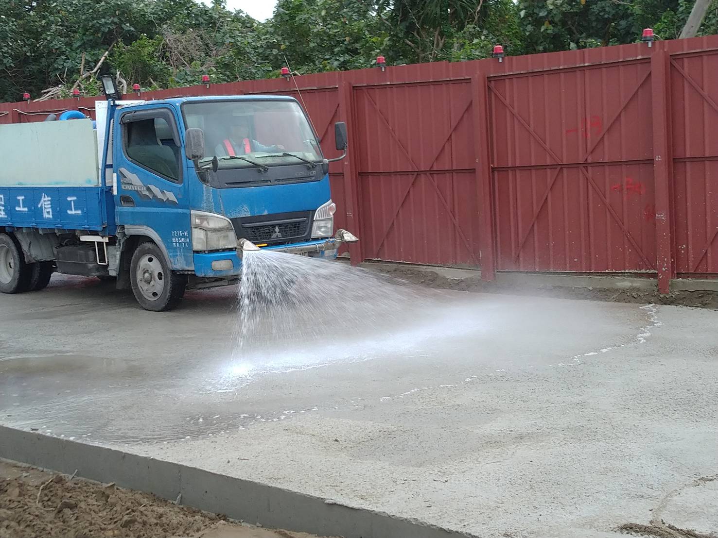 八里端施工便道RC完成後灑水養護