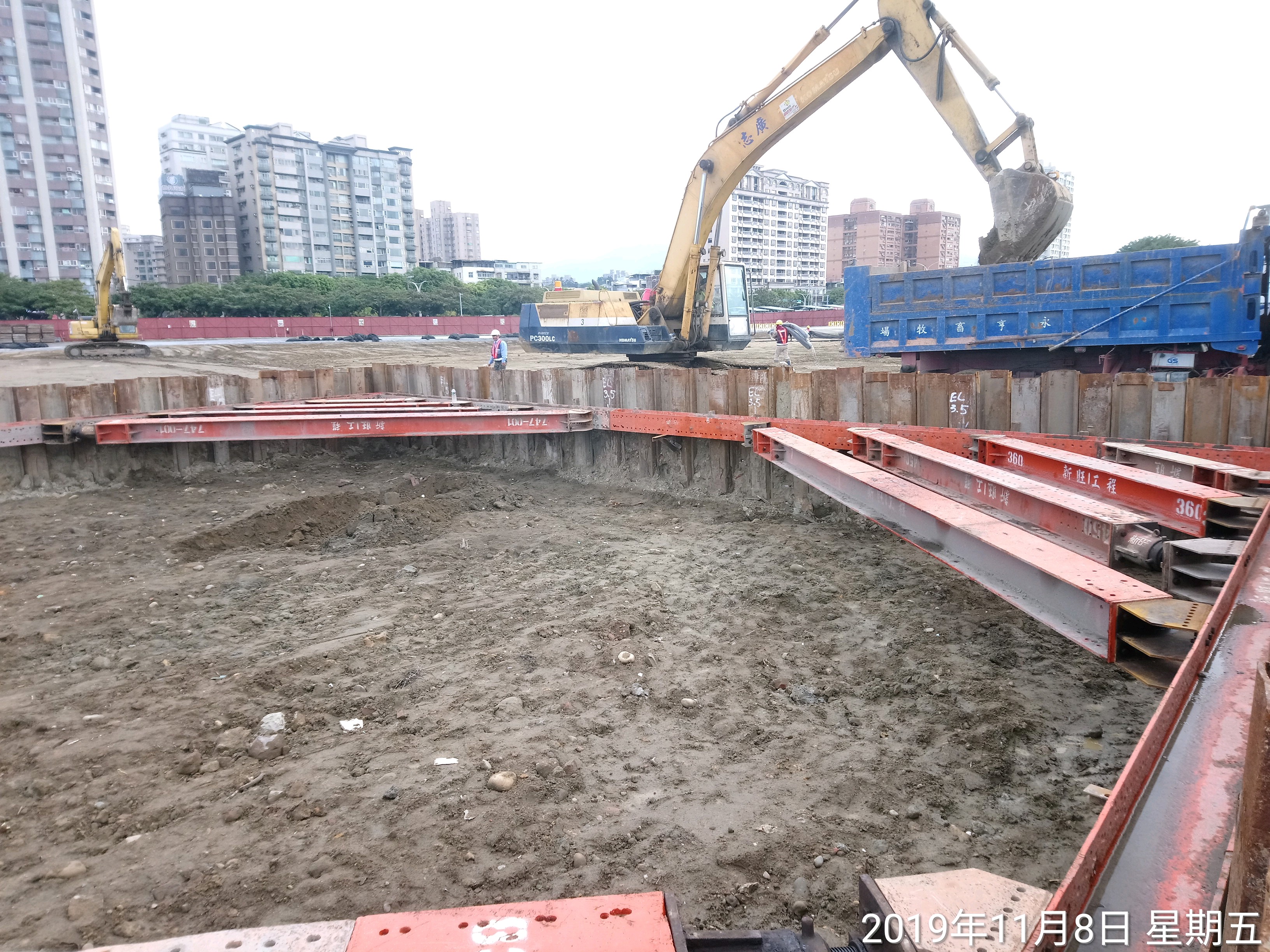 淡水端MR1P3基礎版土方開挖2