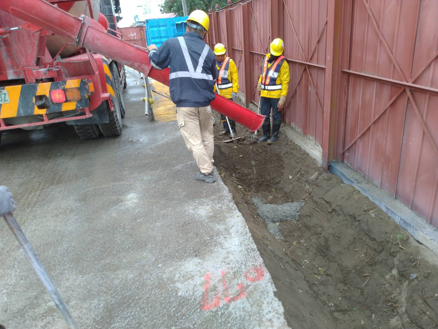 八里端逕水溝混凝土澆置