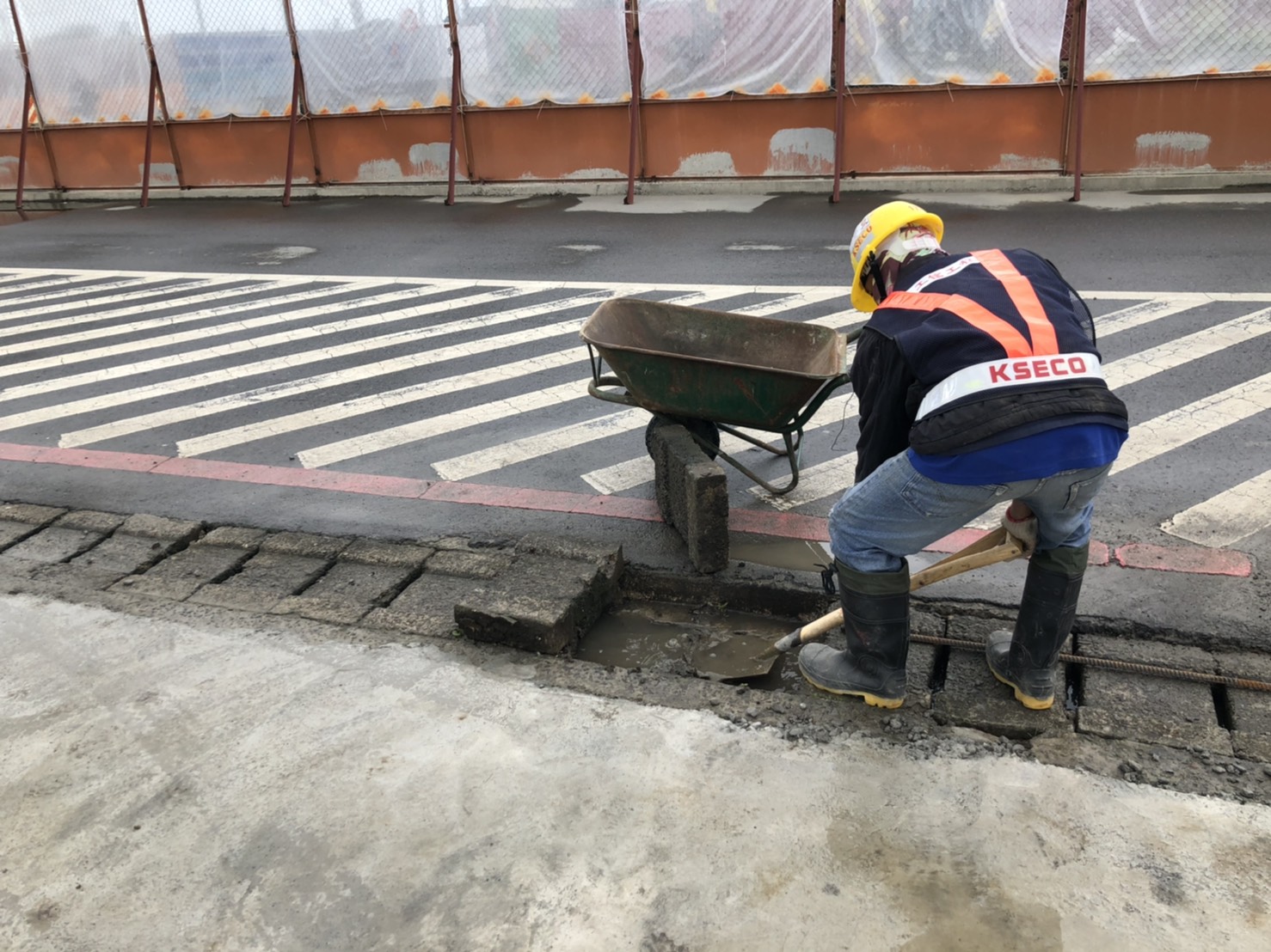 淡水端工區不定時排水溝清理