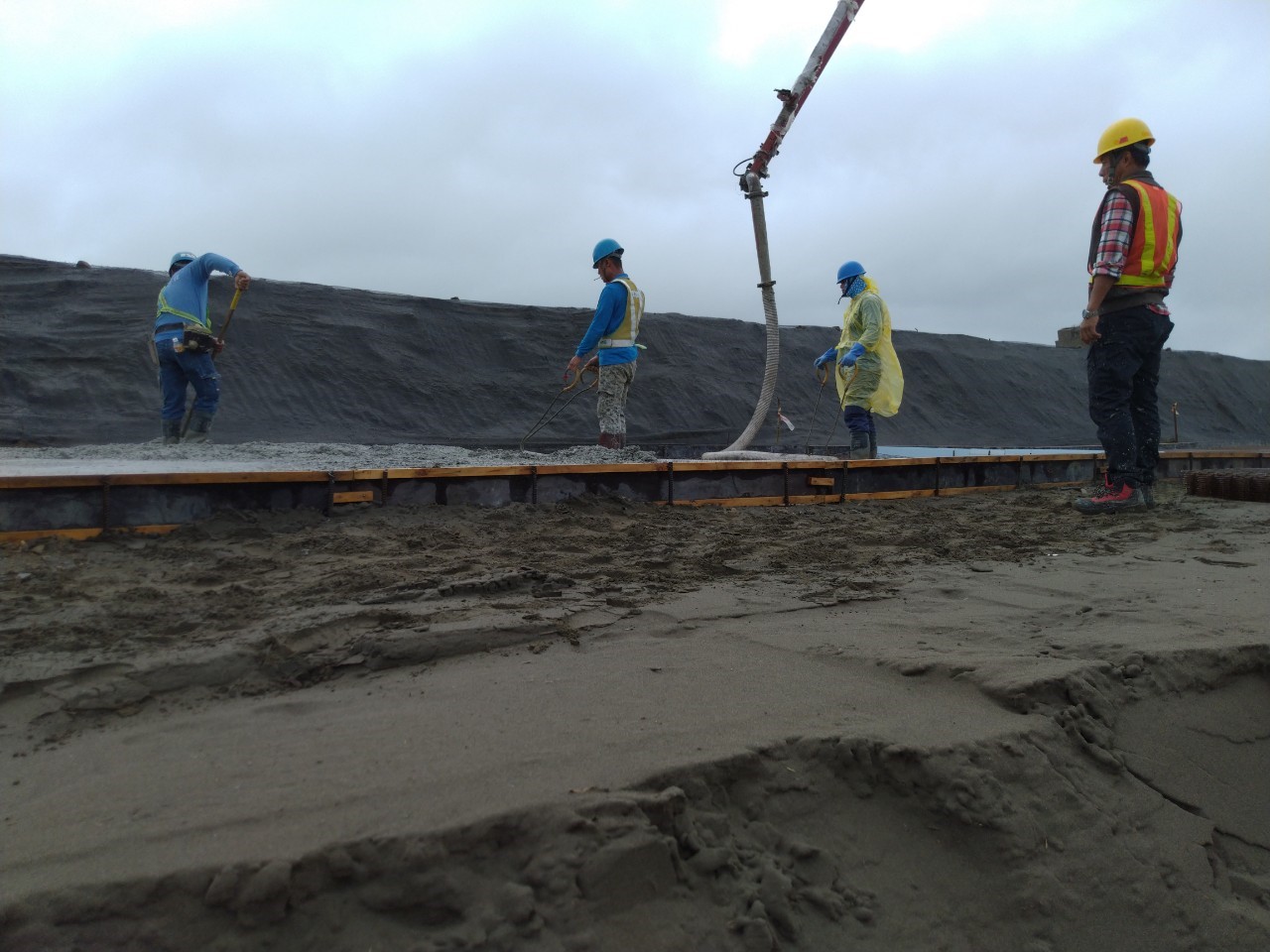 八里端施工便道混凝土澆置