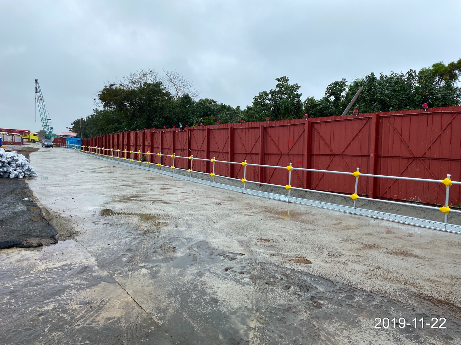 八里端逕水溝邊杆施作