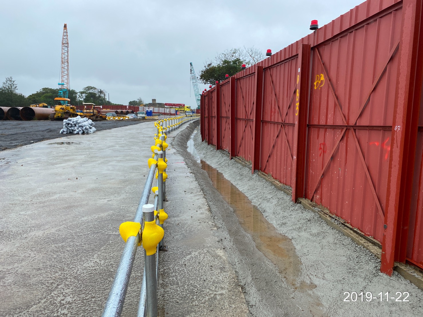 八里端逕水溝邊杆施作