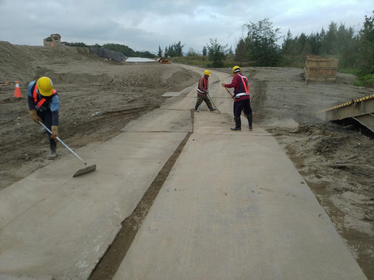 八里端工區內施工便道路面清掃作業