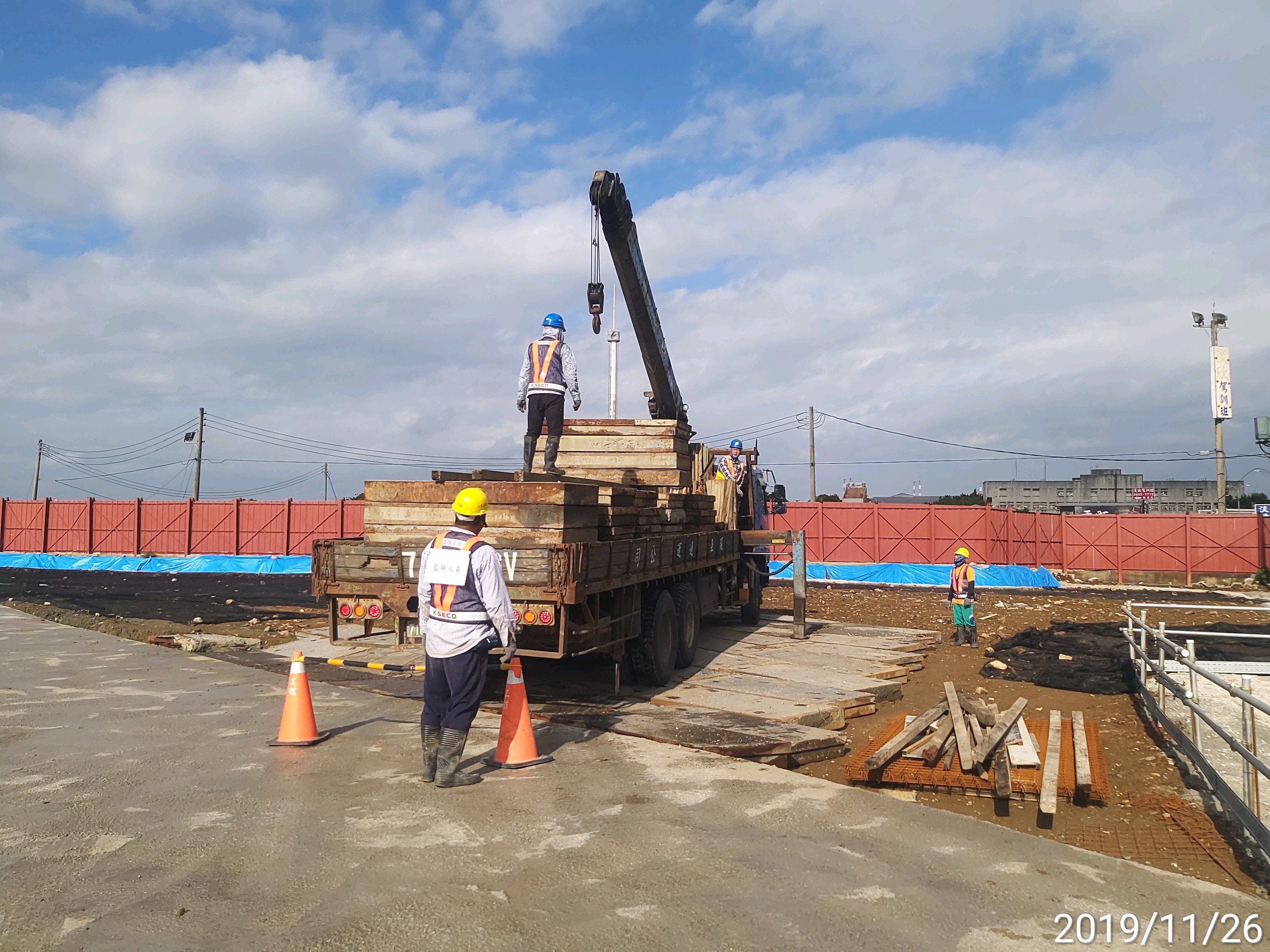 施工便道覆工板舖設.