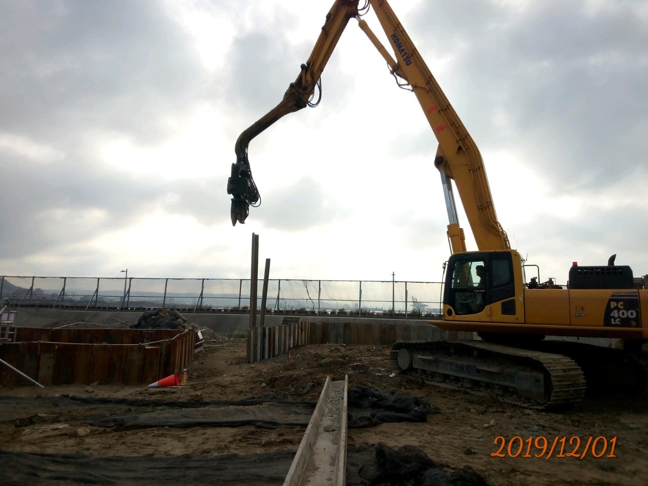 淡水端基礎鋼樁樁打設