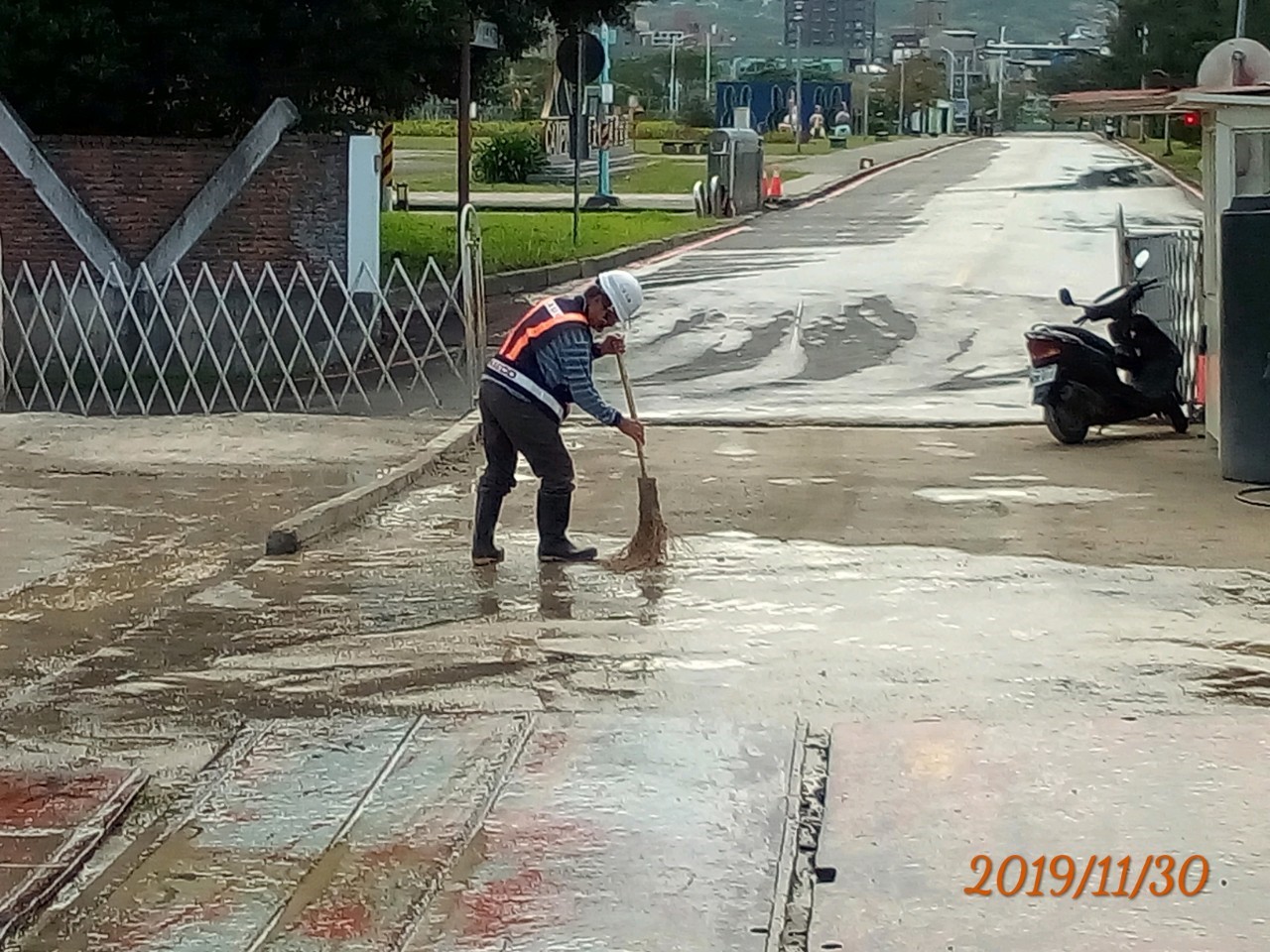 八里工區出入口不定時清洗
