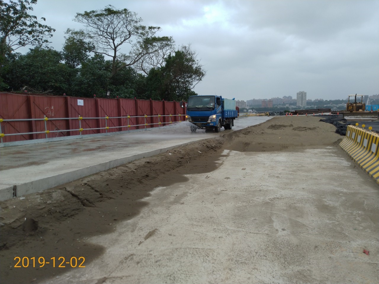 八里端道路不定時灑水作業