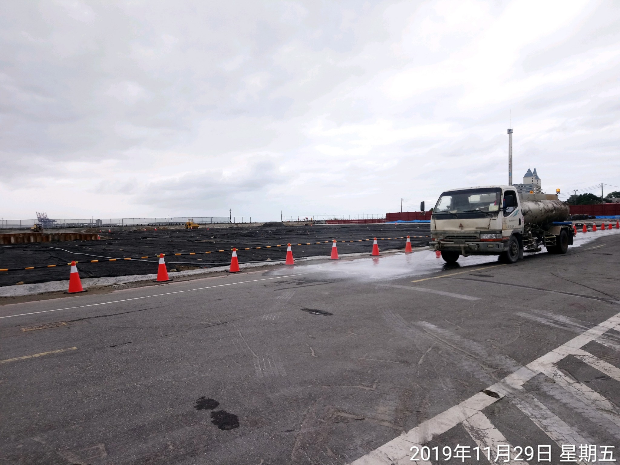 淡水端道路不定時灑水作業