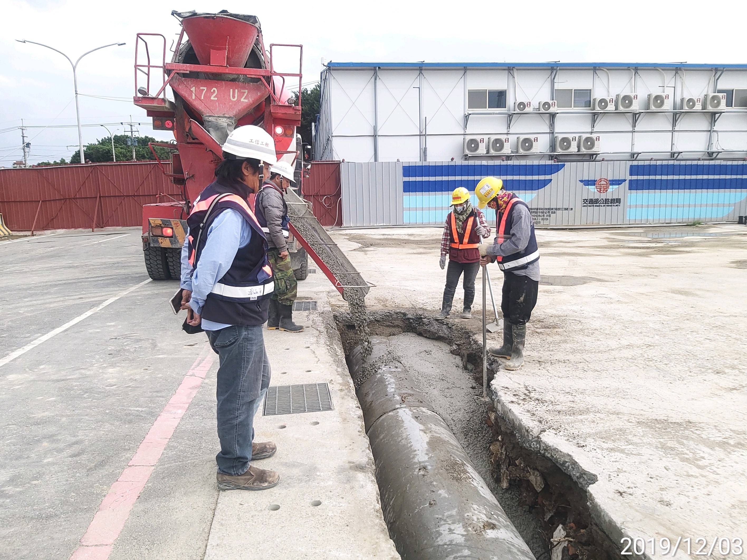 淡水端逕流溝之RCP管埋設RC澆置.