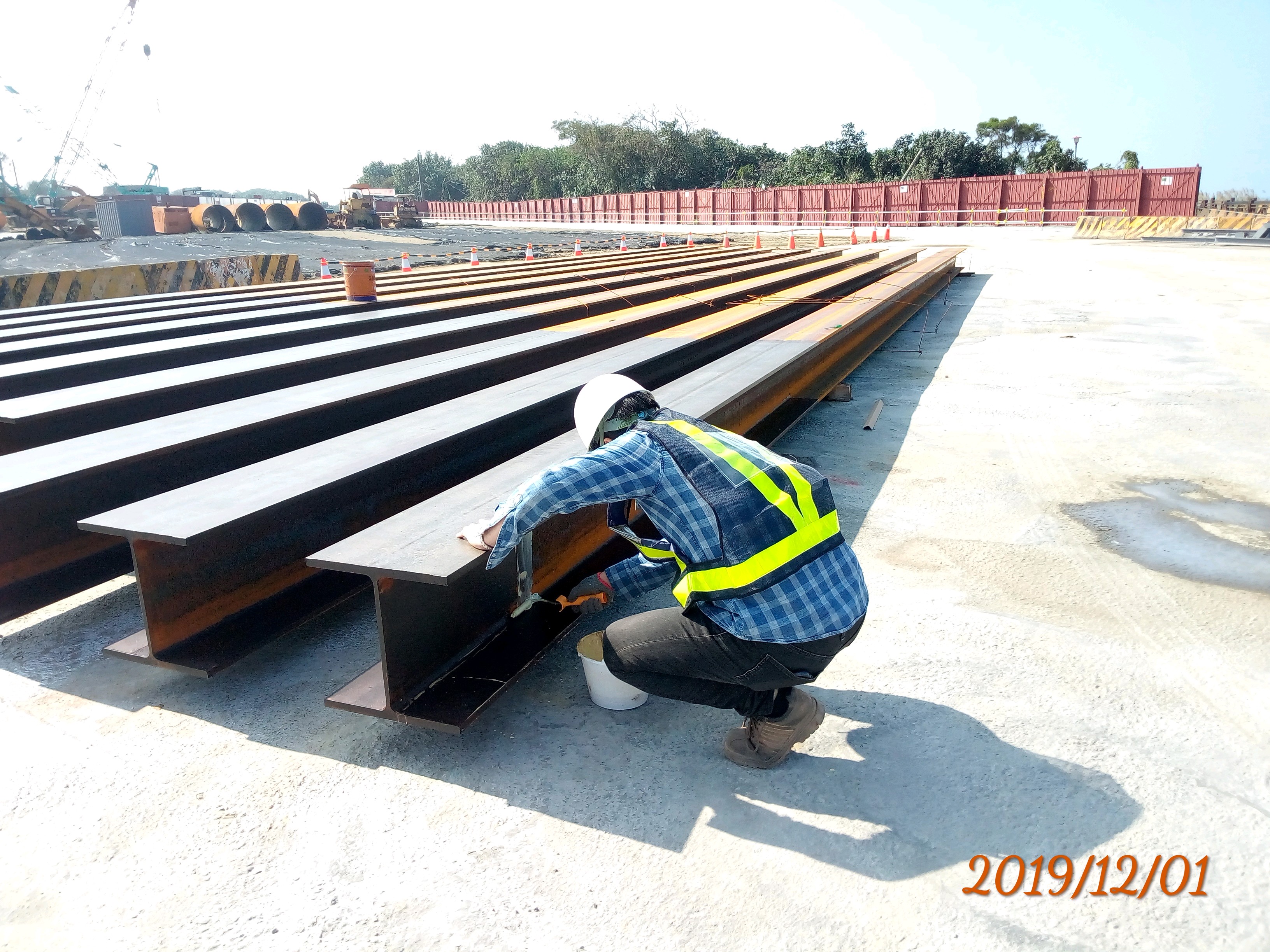 八里端鋼便橋型鋼除鏽施作.