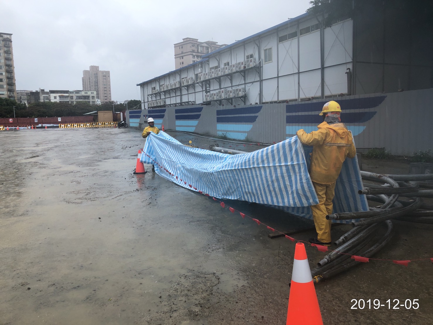 淡水端路燈桿物料帆布覆蓋施作