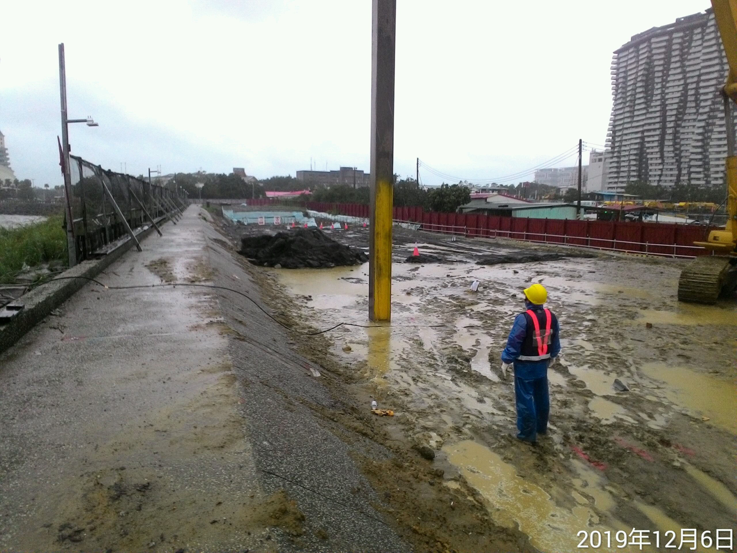 淡水端施工便橋型鋼立柱試打情況
