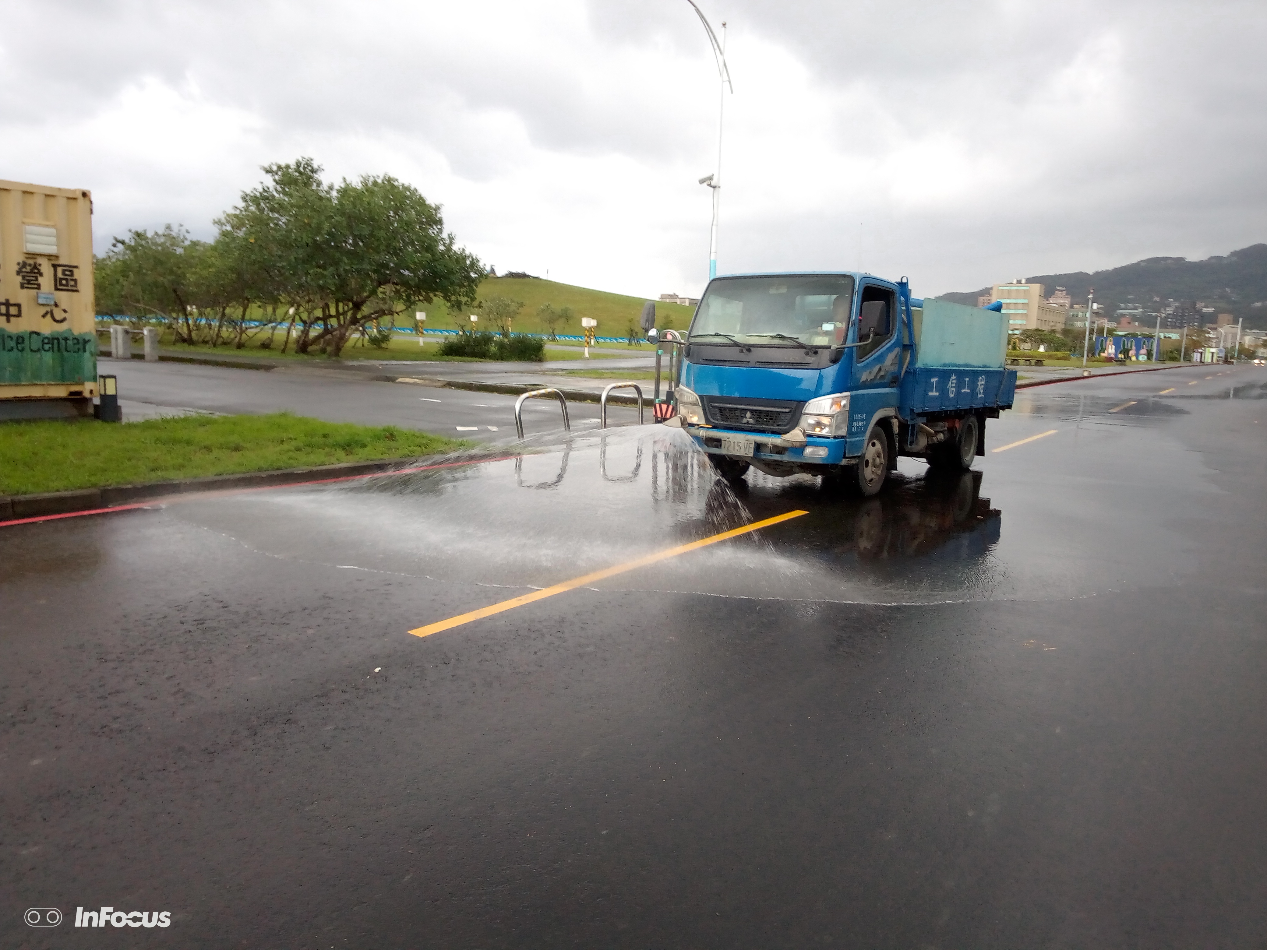 八里端工區外路面灑水清洗