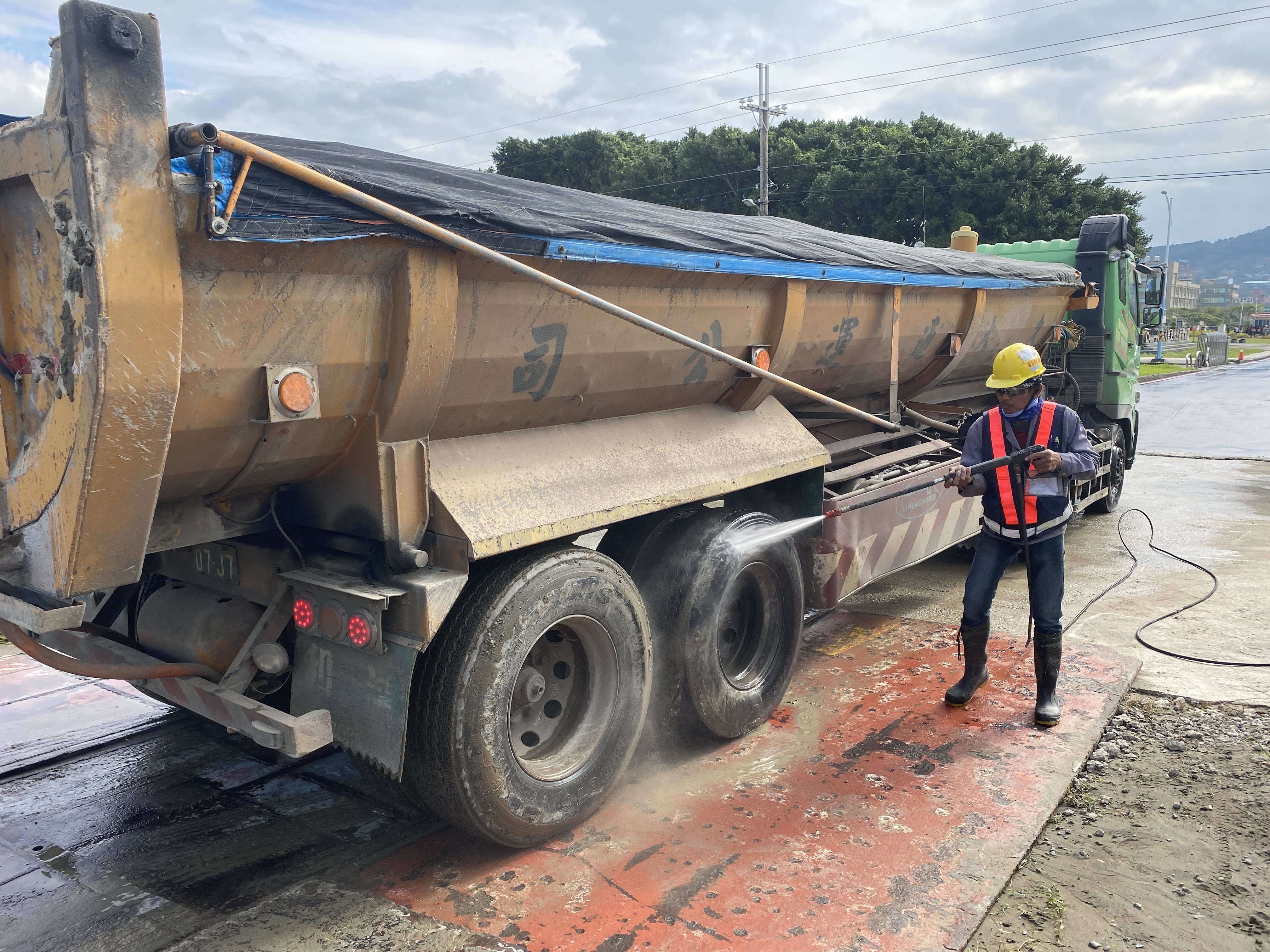 八里端棄土車離工區前清理輪胎後方放行