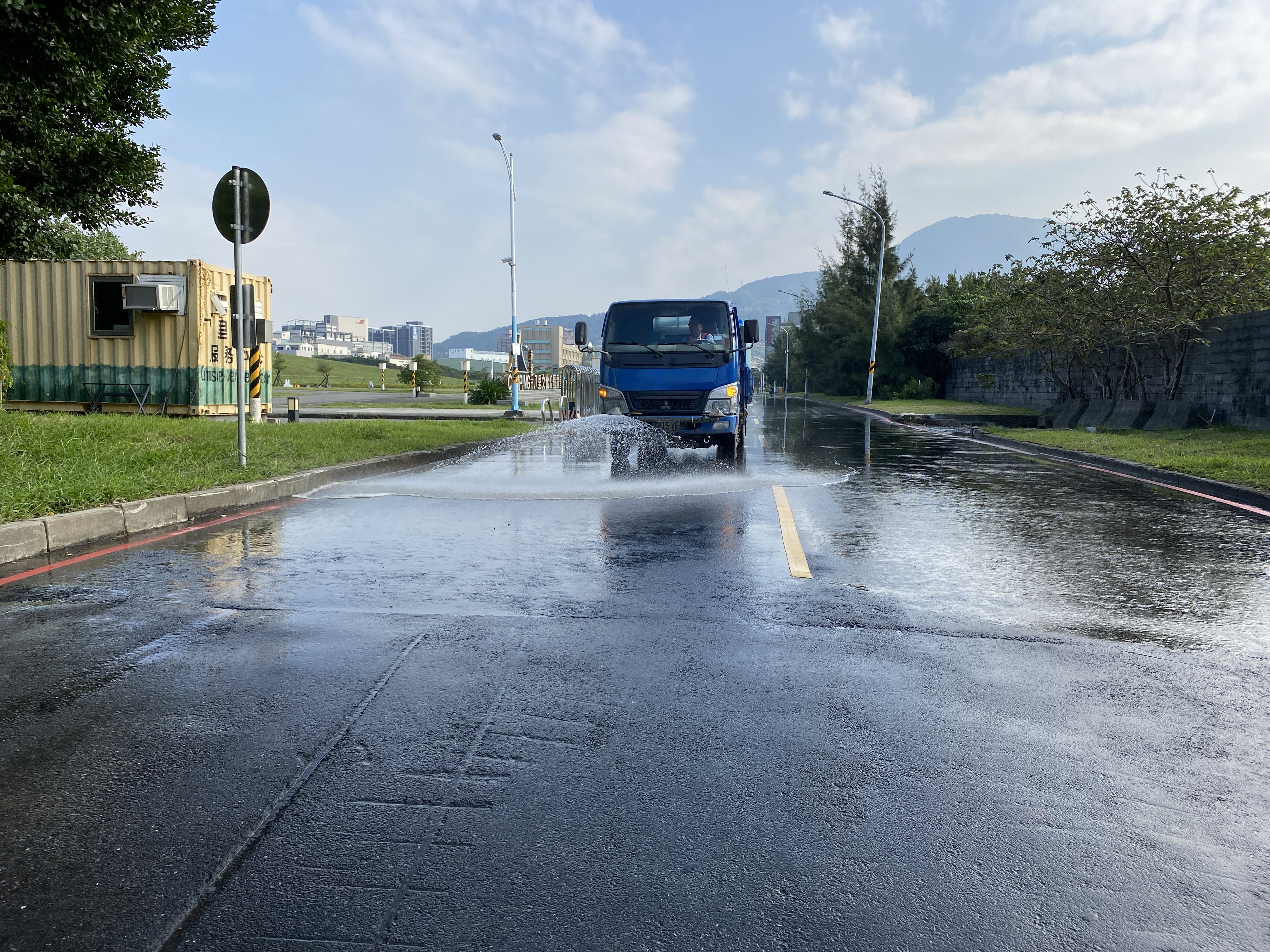 八里端施工道路不定時灑水作業