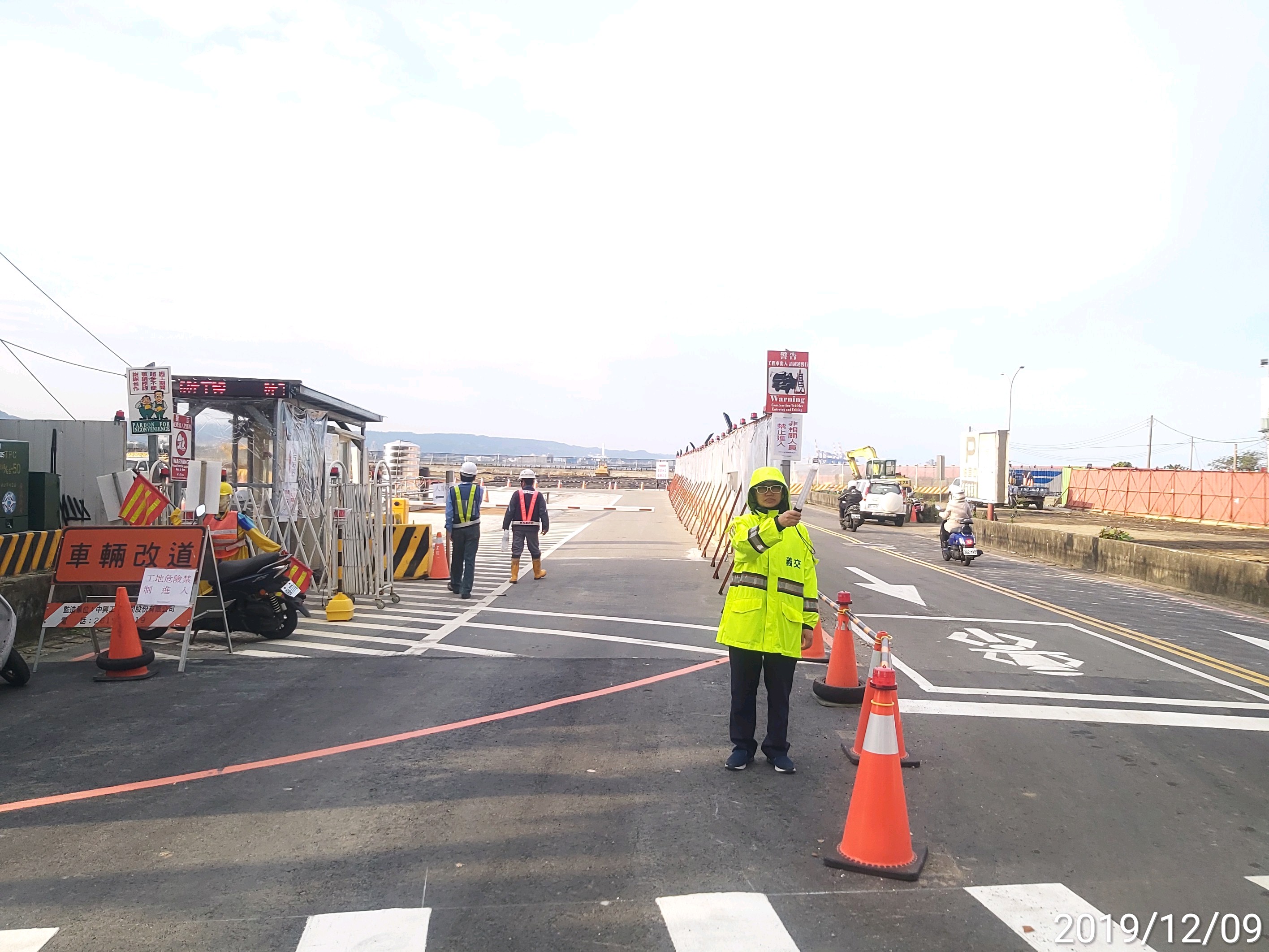 淡水端工區外道路義交指揮人員