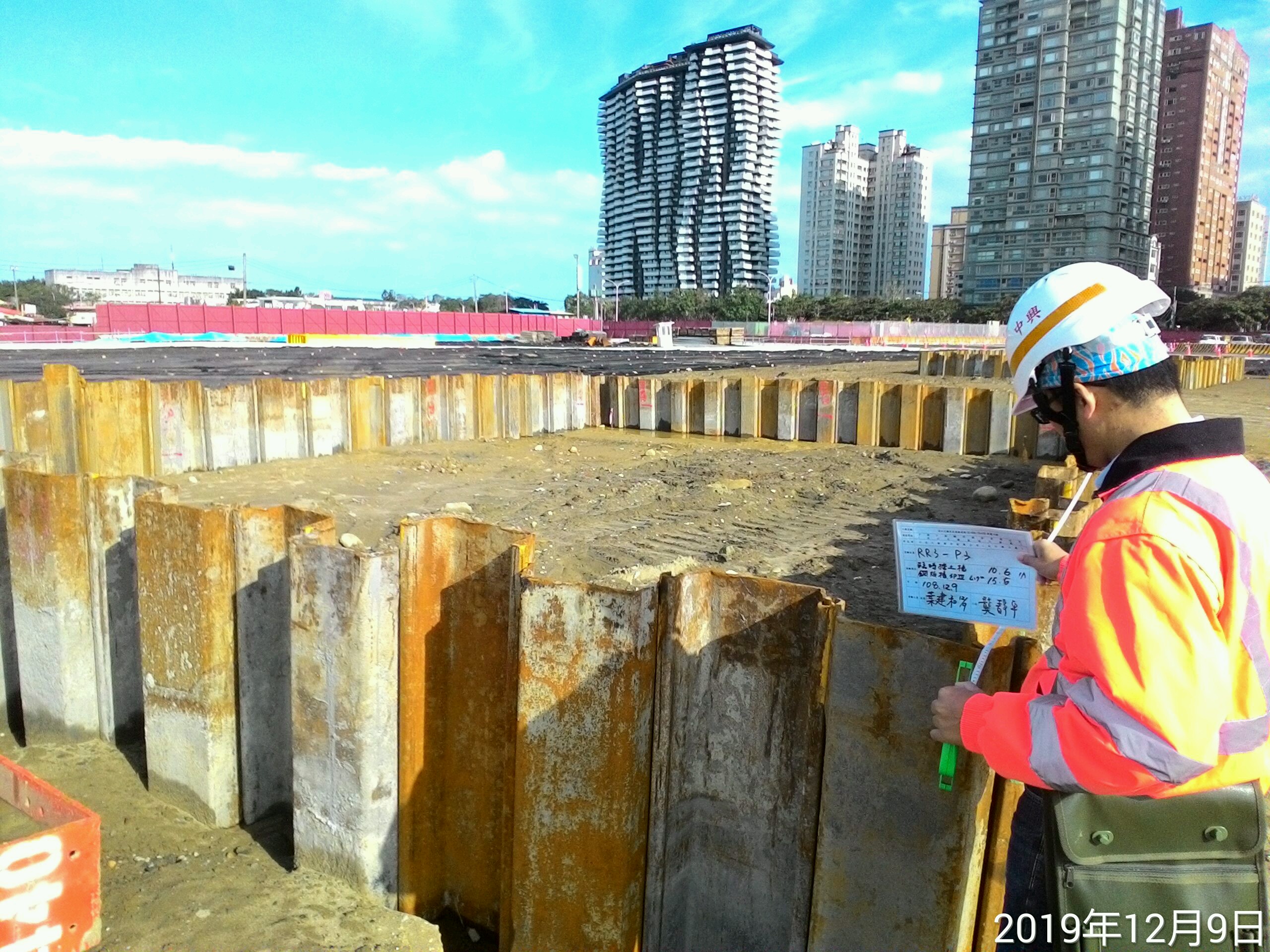 淡水端基礎鋼板樁打設查驗