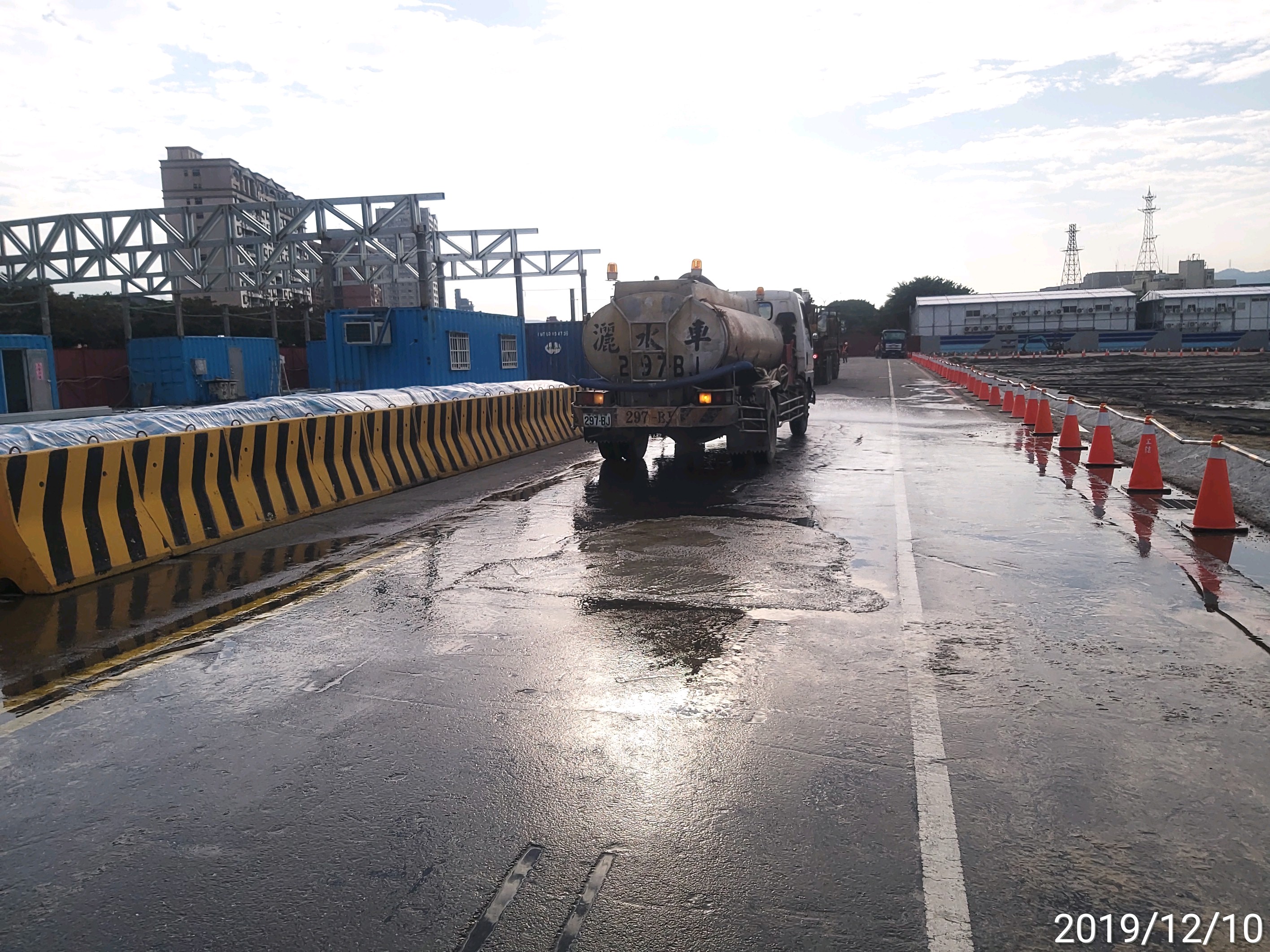 淡水端施工道路不定時灑水作業