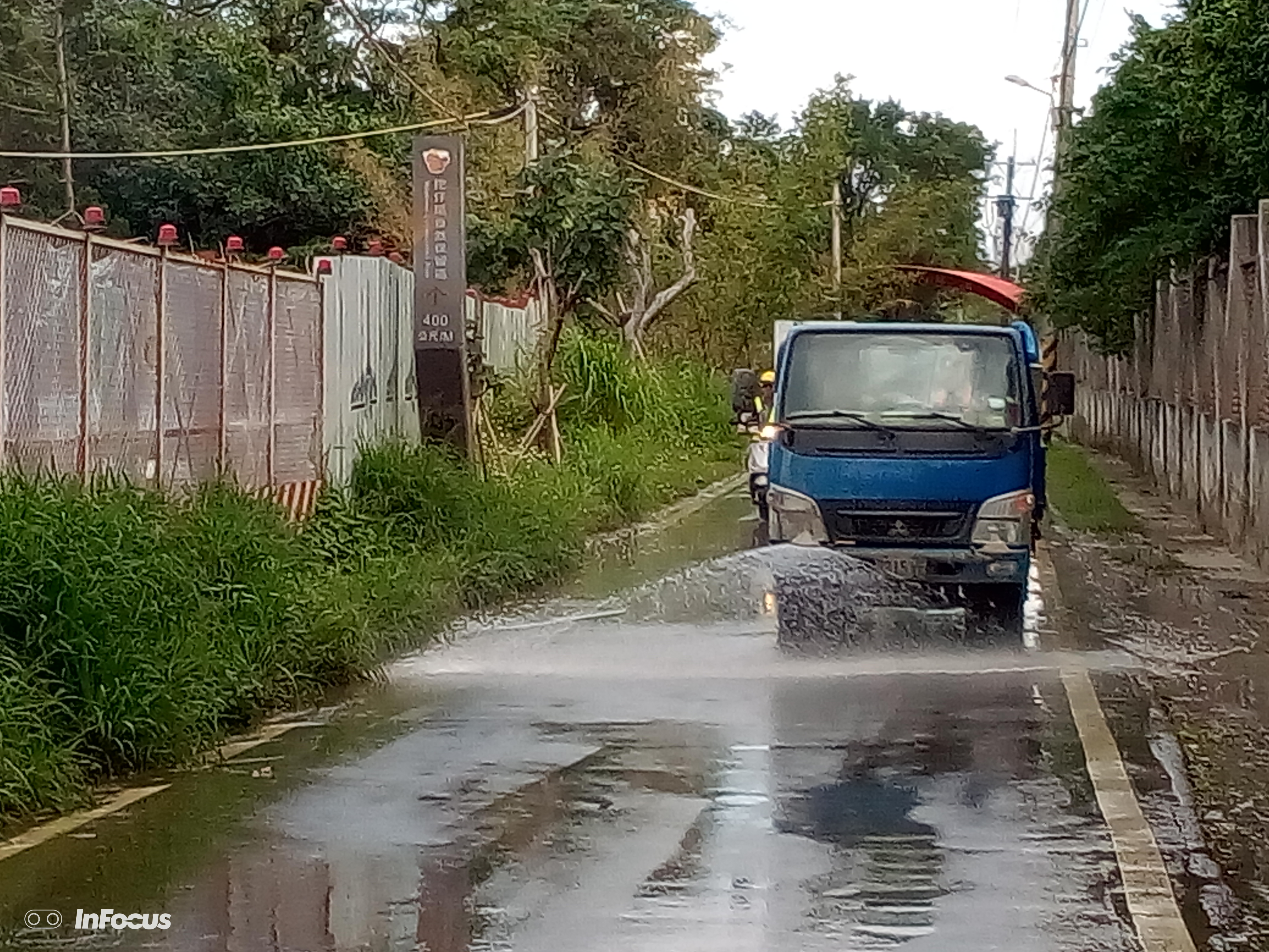 八里端工區外圍道路水車灑水作業