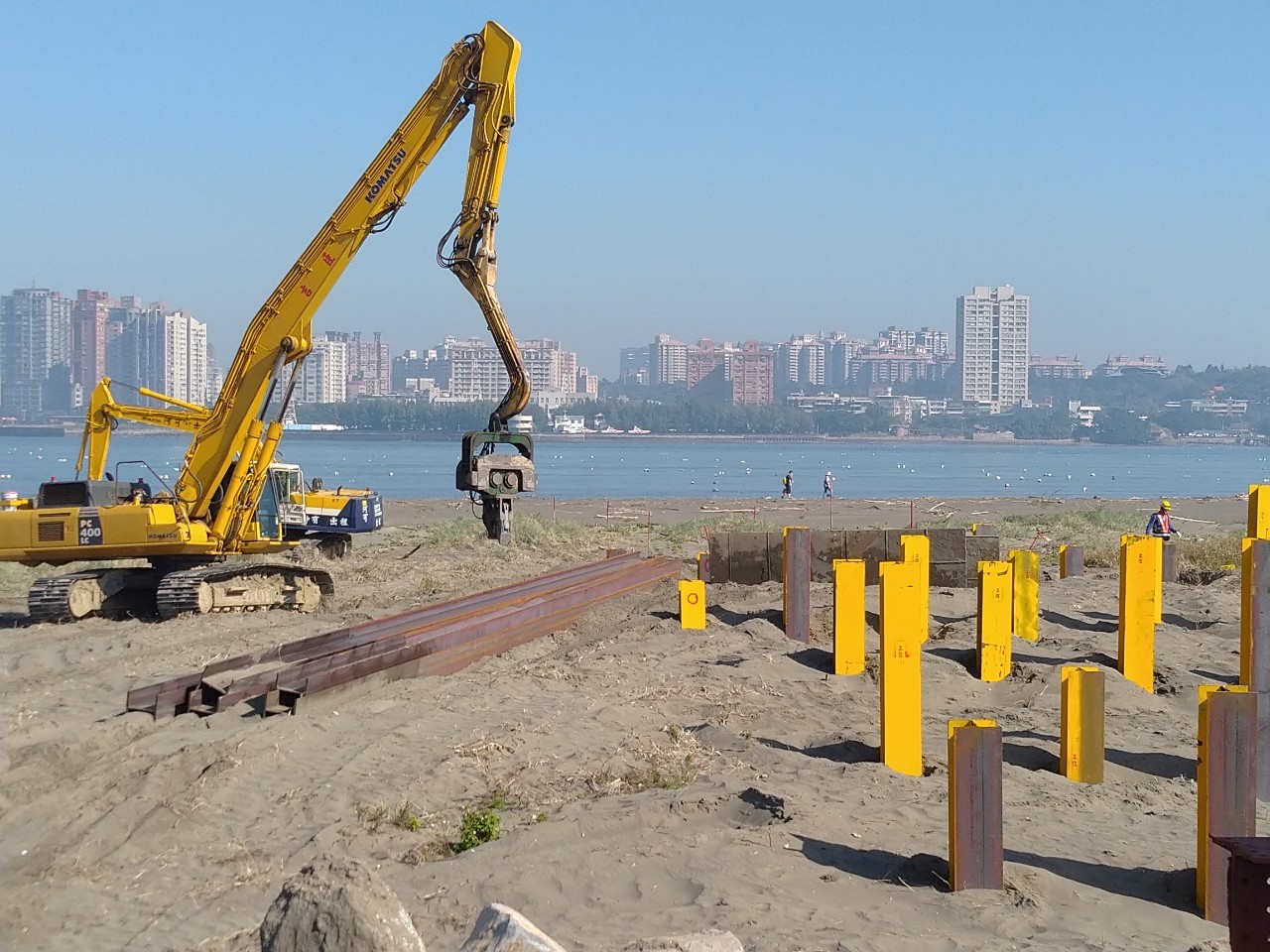 八里端施工鋼便橋型鋼打設