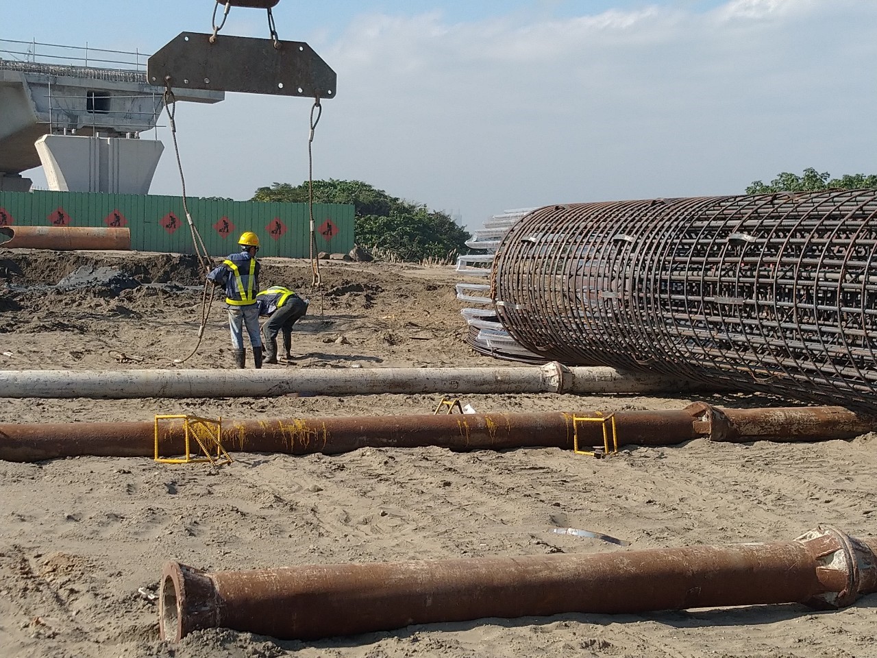 八里端基樁鋼筋籠吊放前吊具檢查