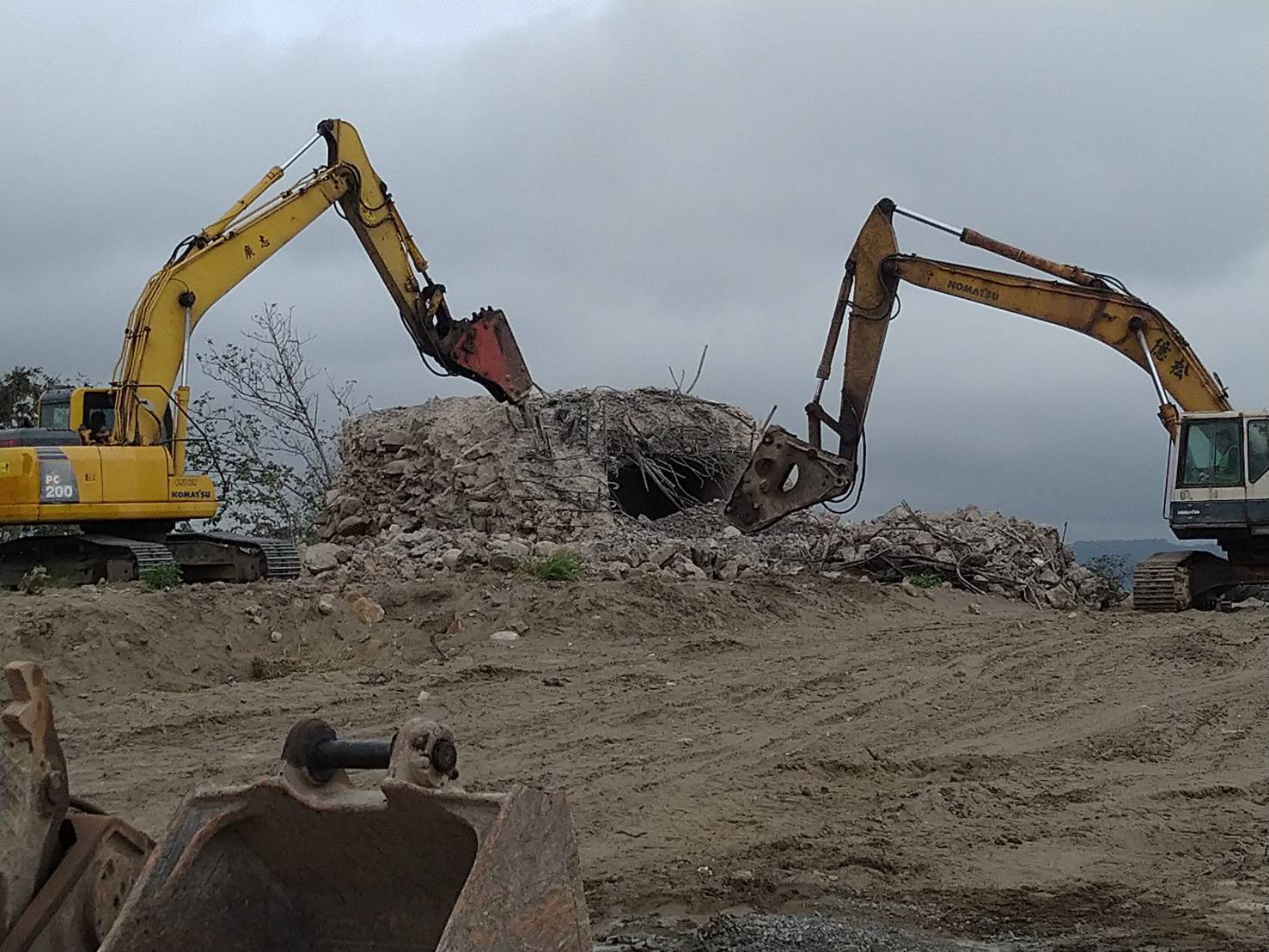 八里端炮框舍敲除作業