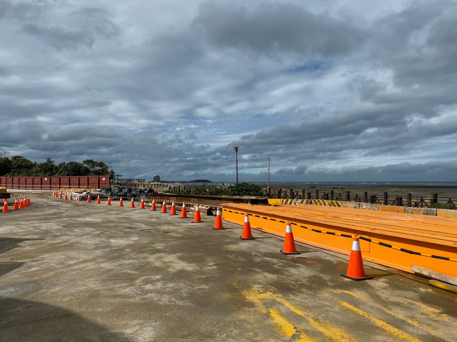 八里端施工鋼便橋型鋼材料移置堆放井井有條