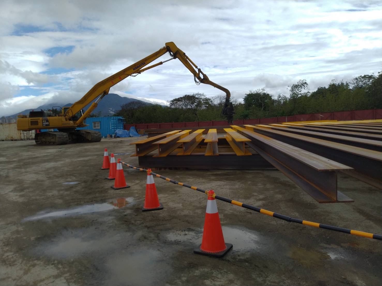 八里端施工鋼便橋型鋼材料移置堆放作業