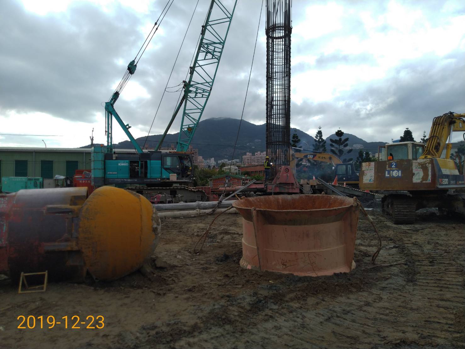 八里端基樁鋼筋籠搭接銲接作業