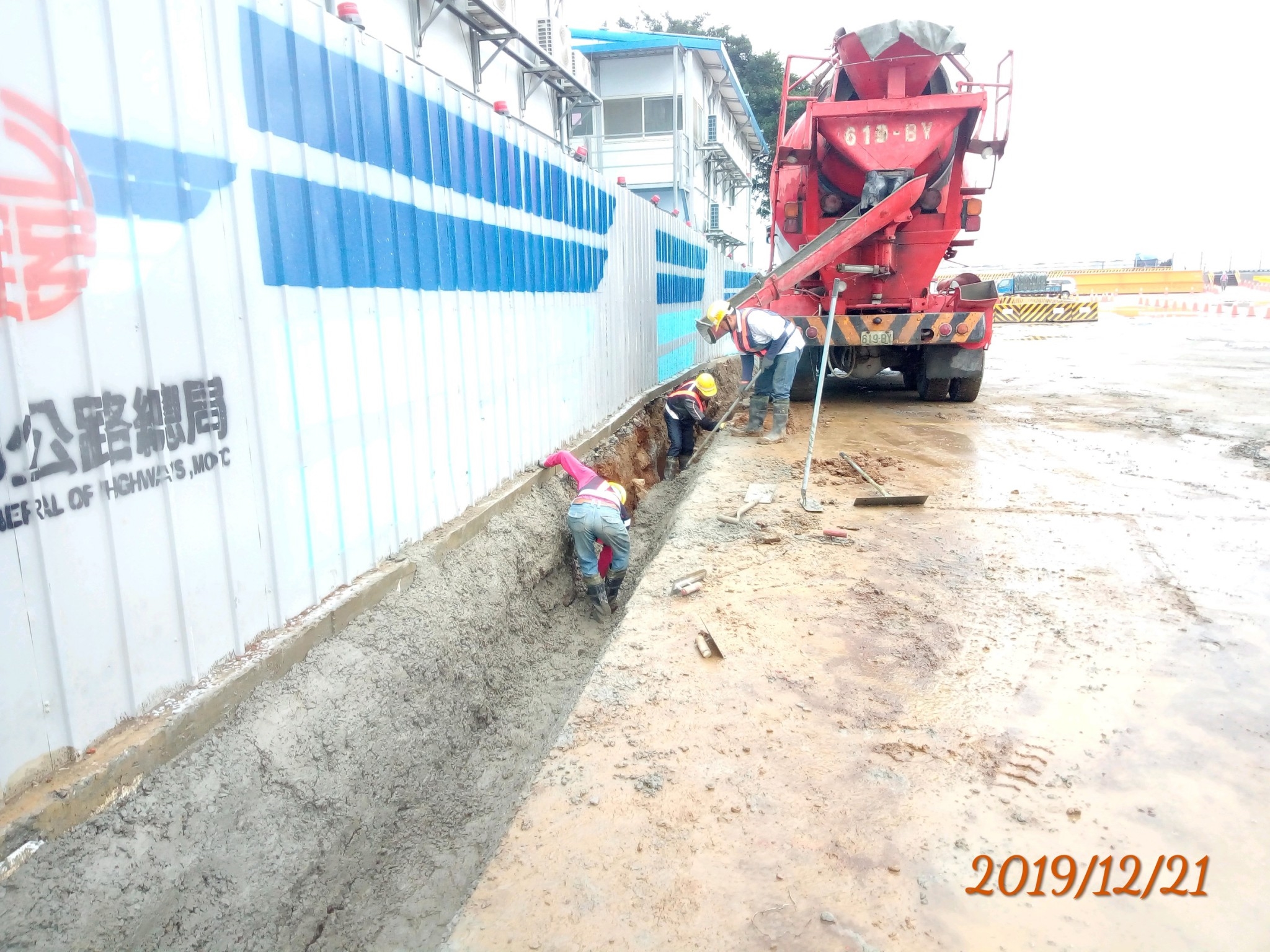 淡水端逕水溝混凝土澆置