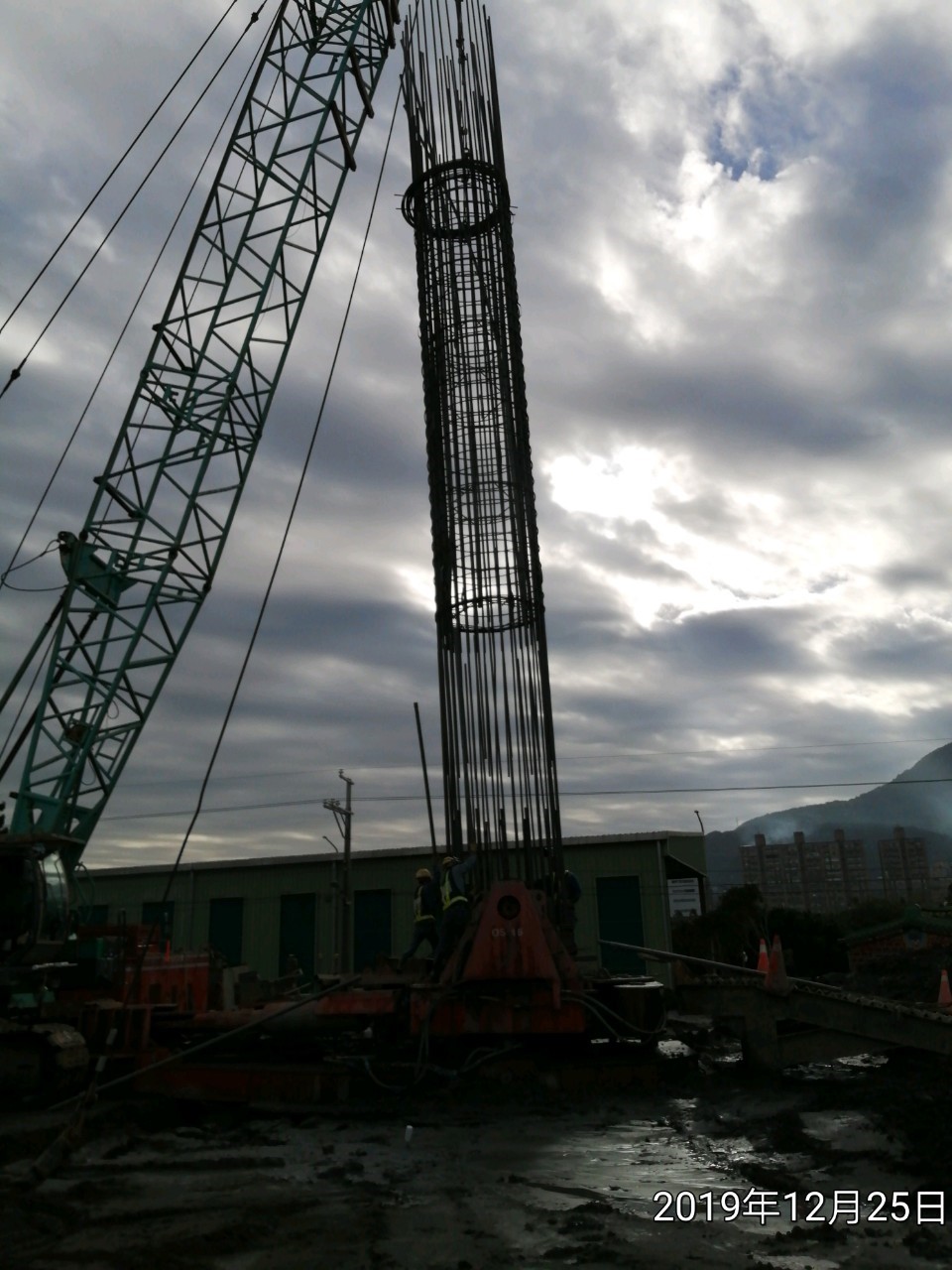 八里端基樁鋼筋籠吊放