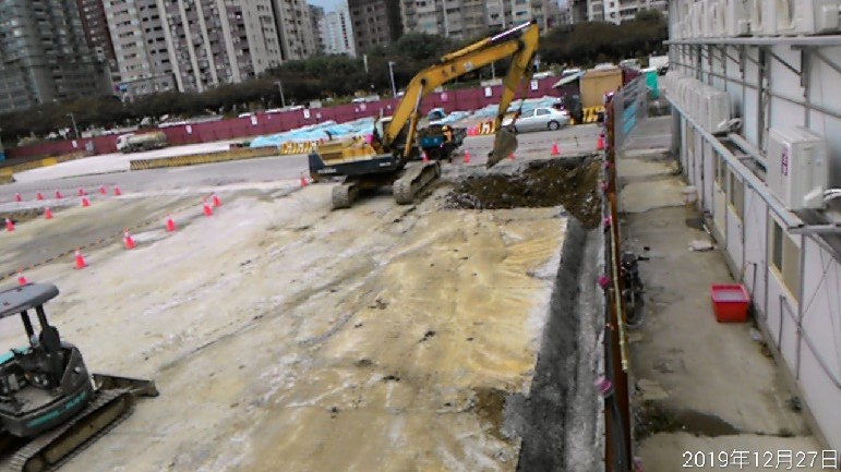 淡水端逕流溝沉沙池挖掘施作