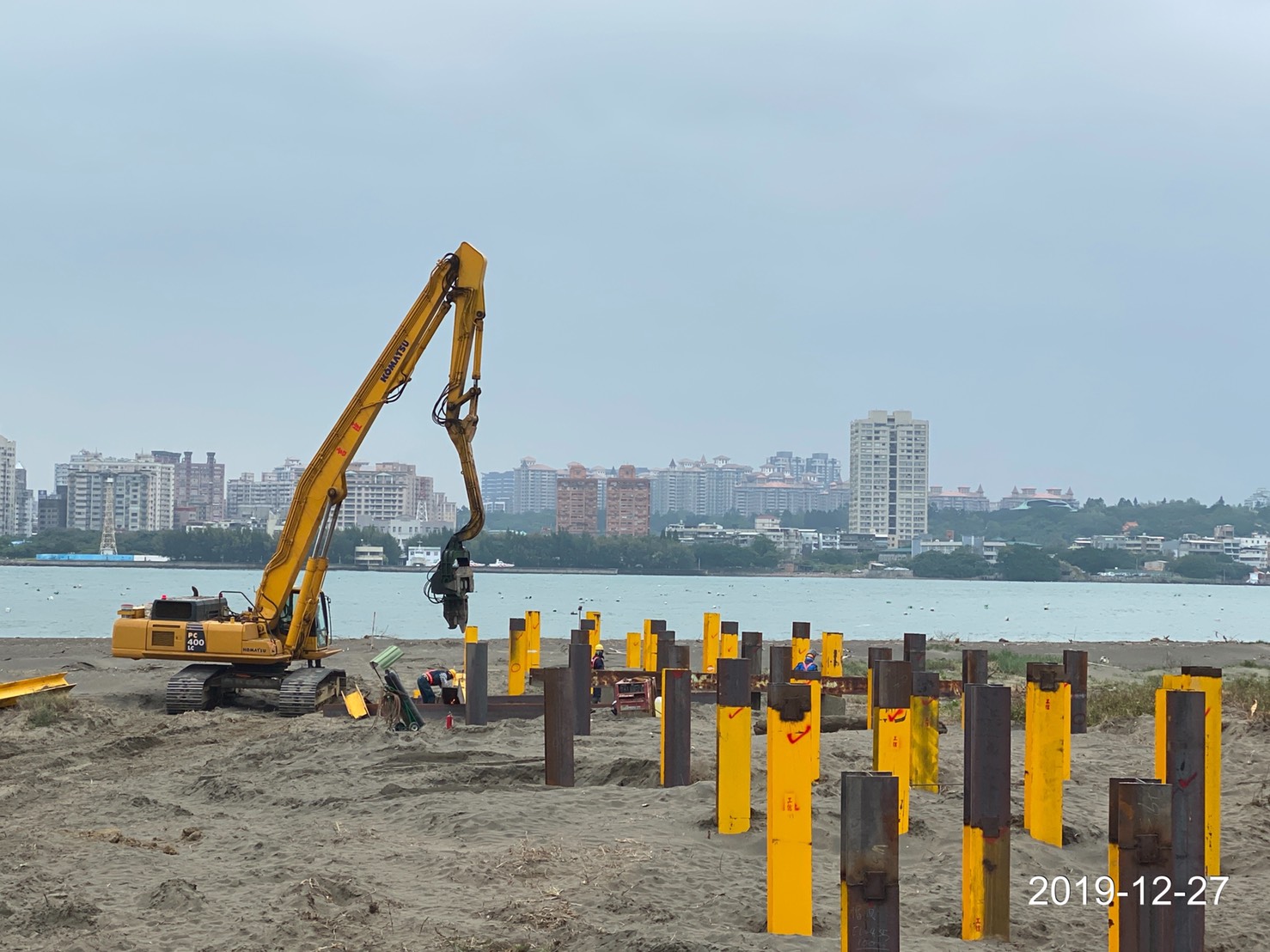 八里端鋼便橋中間柱型鋼打設l