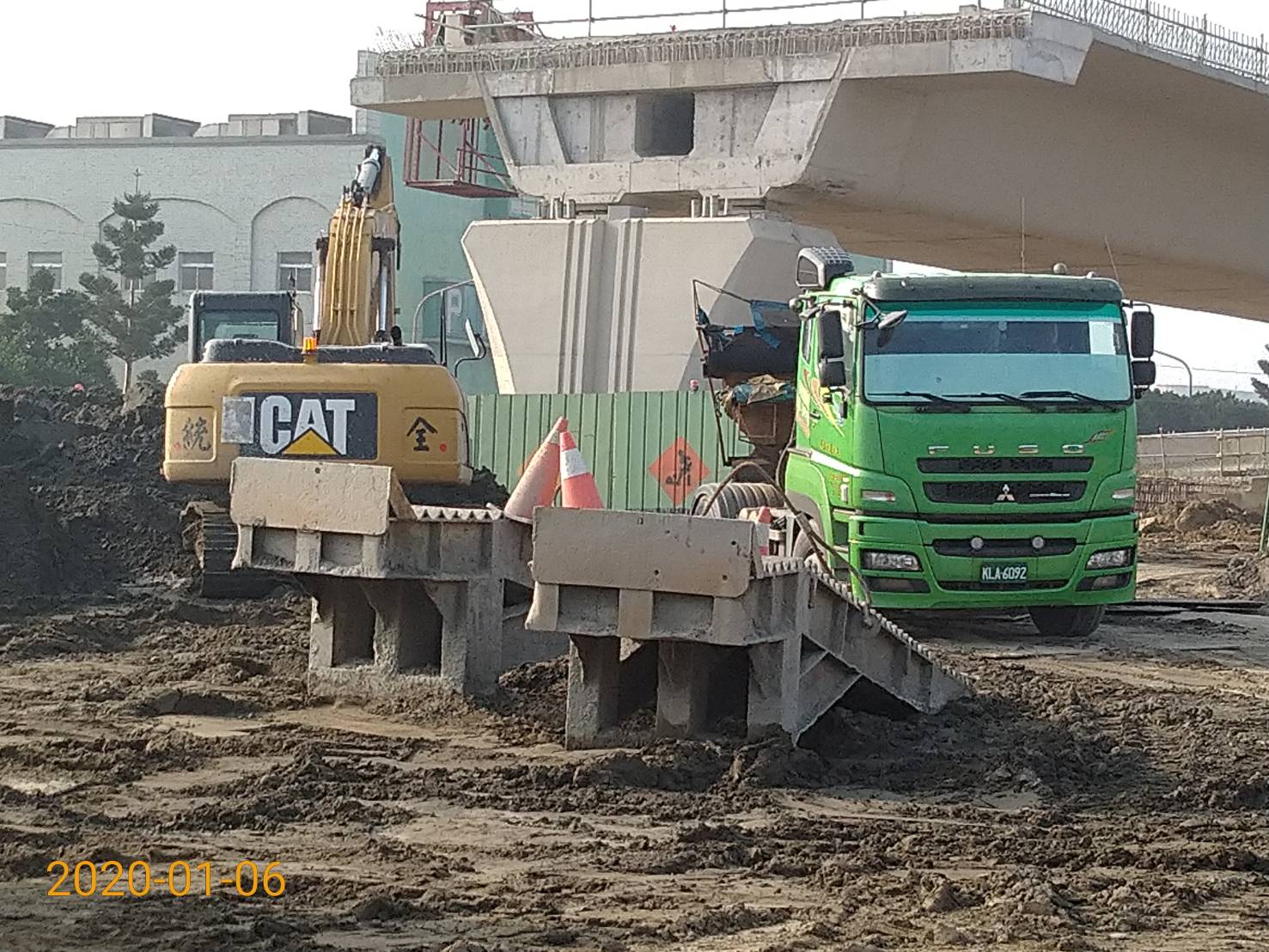 八里端基樁土方出土作業