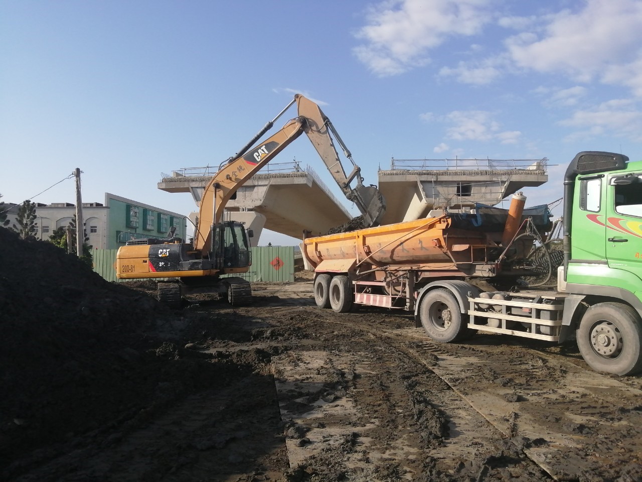 八里端基樁工程挖掘出之土石,出土作業.