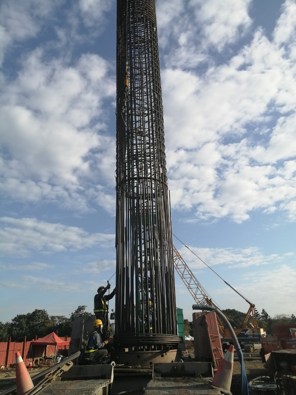 八里端基樁工程鋼筋籠搭接焊接作業.