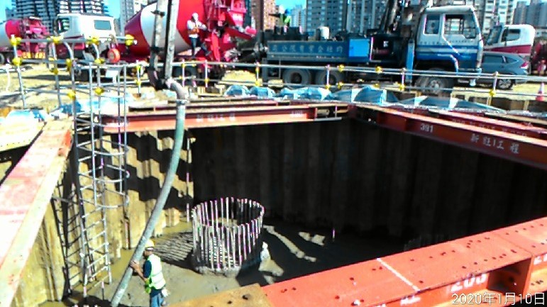 淡水端橋墩基礎底板PC混凝土澆置.
