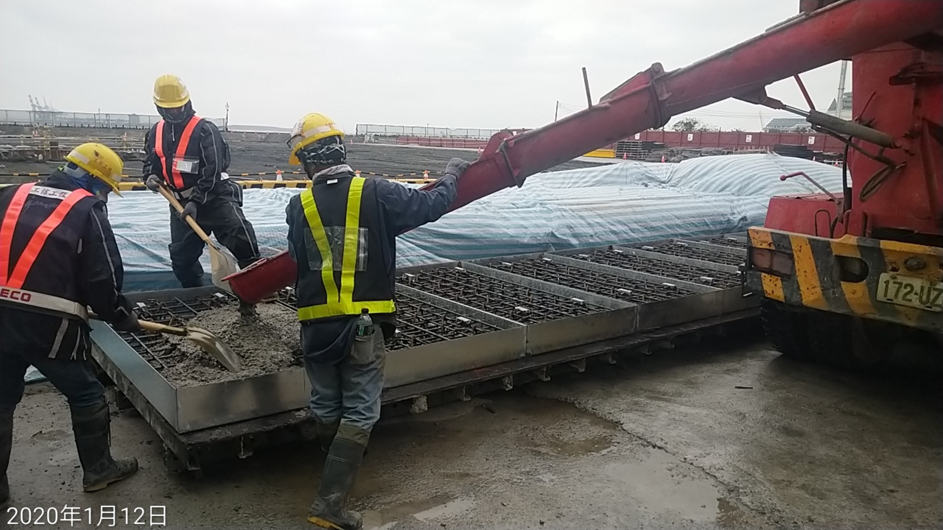 淡水端施工便橋用覆工板RC澆置.