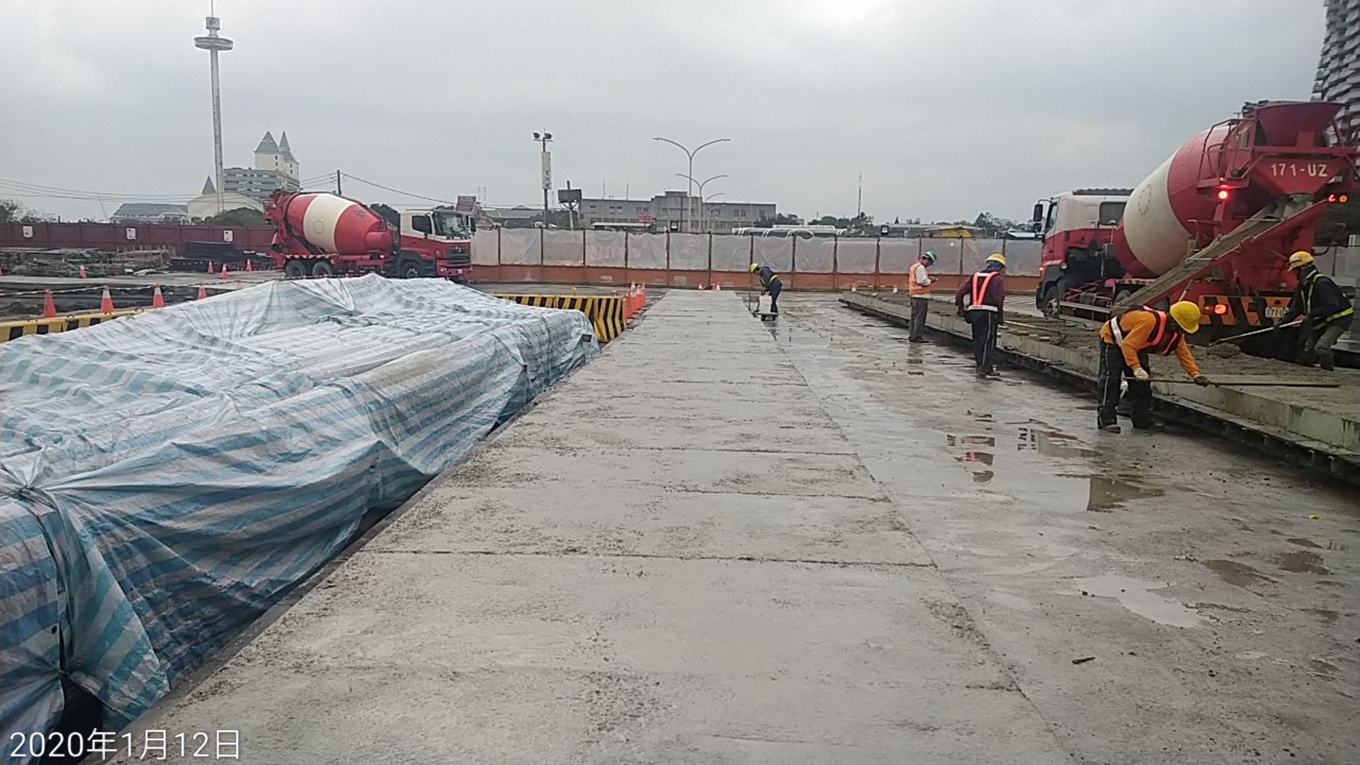 淡水端施工便橋用覆工板RC澆置.