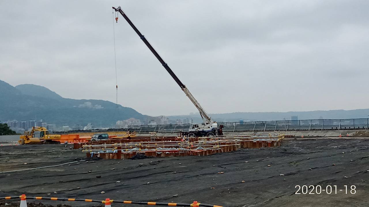 淡水端橋墩基礎鋼筋組立吊車作業.
