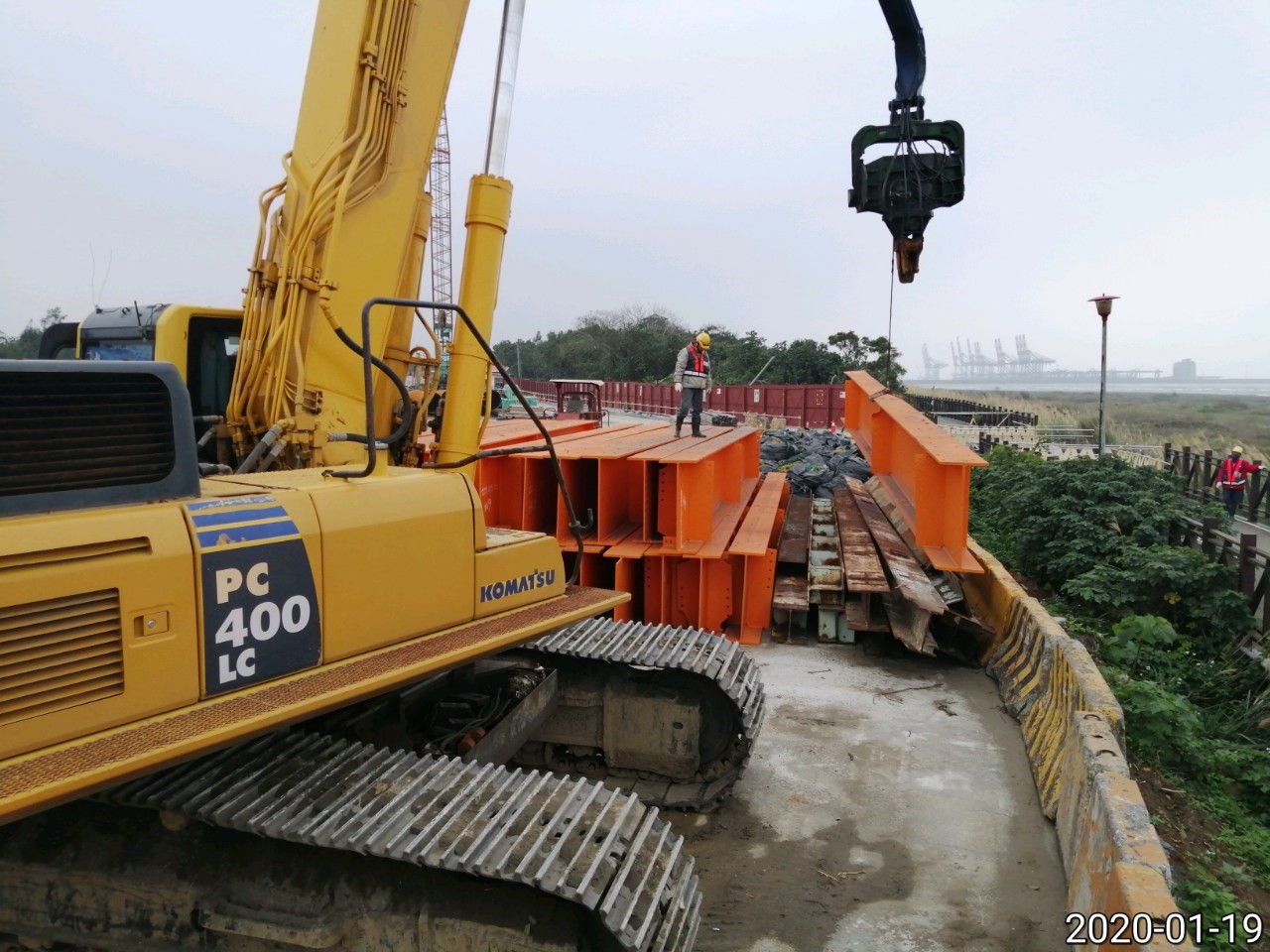 八里端鋼便橋用型鋼吊運.