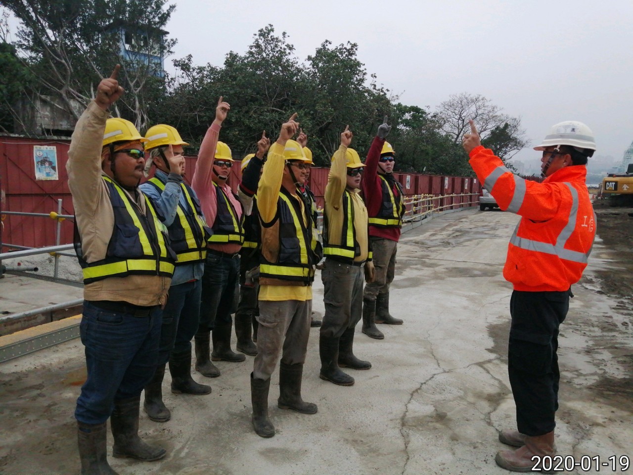 八里端基礎工程鋼筋籠加工人員勤前危害告知宣導.