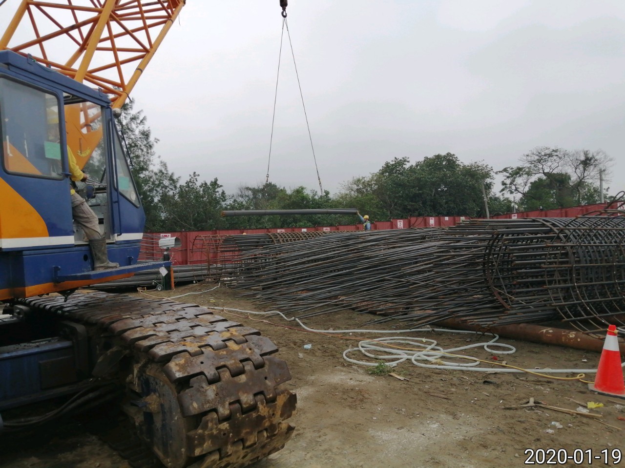 八里端基礎工程鋼筋籠吊運作業.