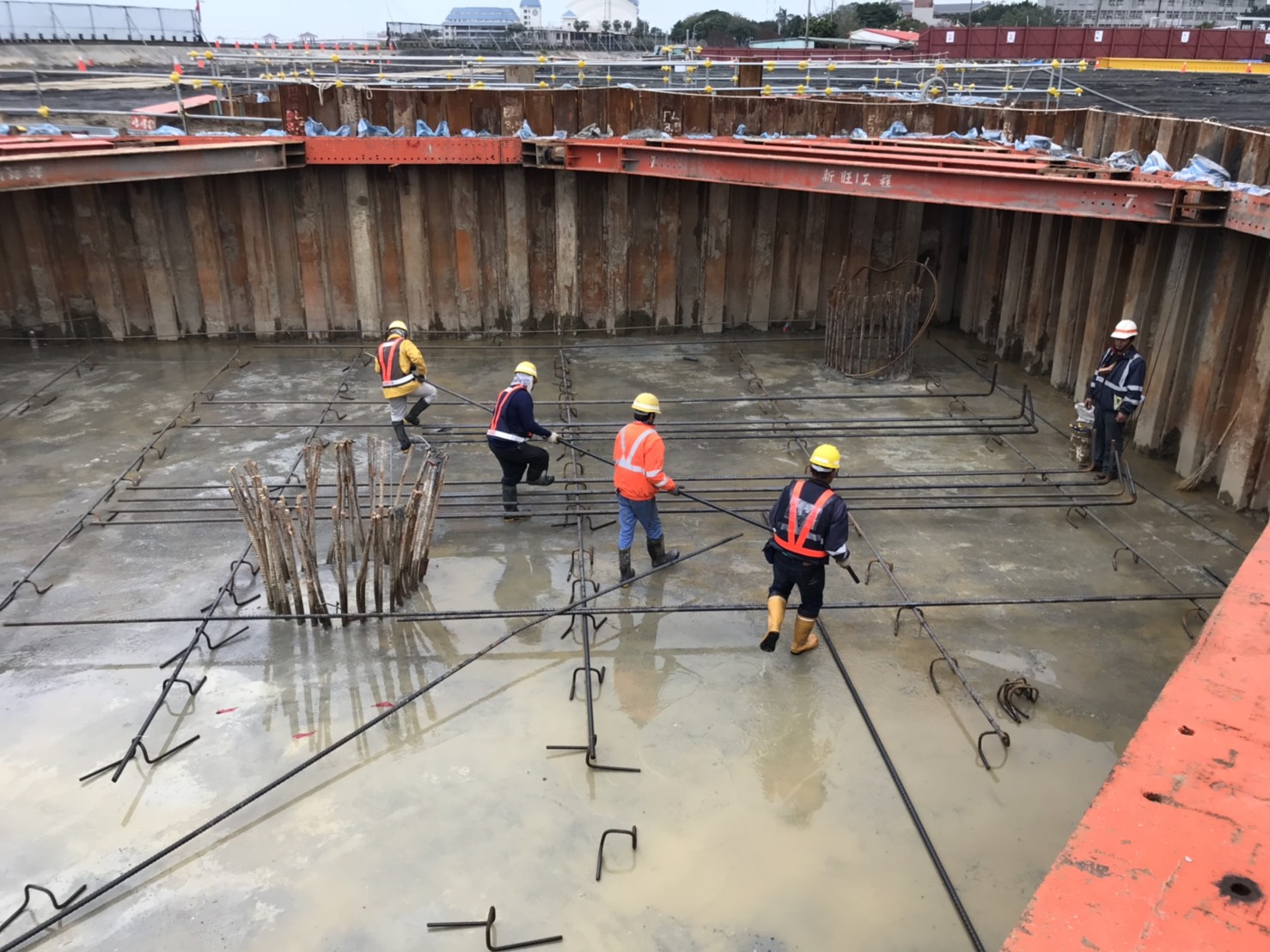 淡水端橋墩基礎底層鋼筋綁紮.