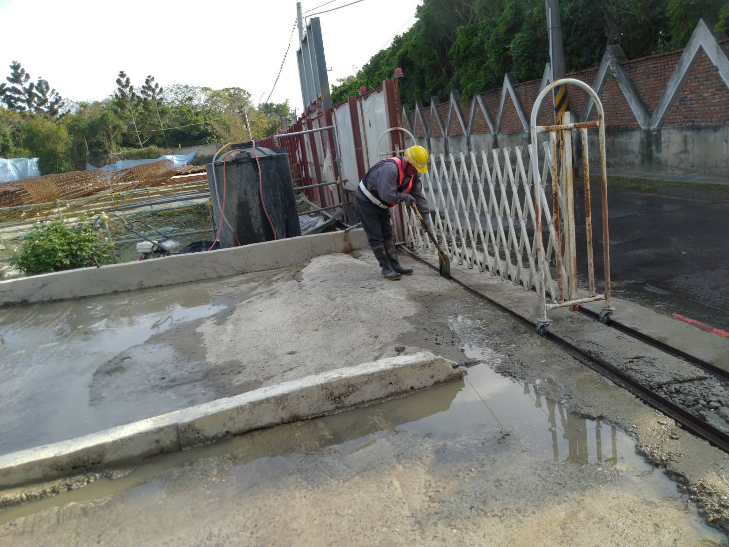 八里端工區內環境清理作業情況.